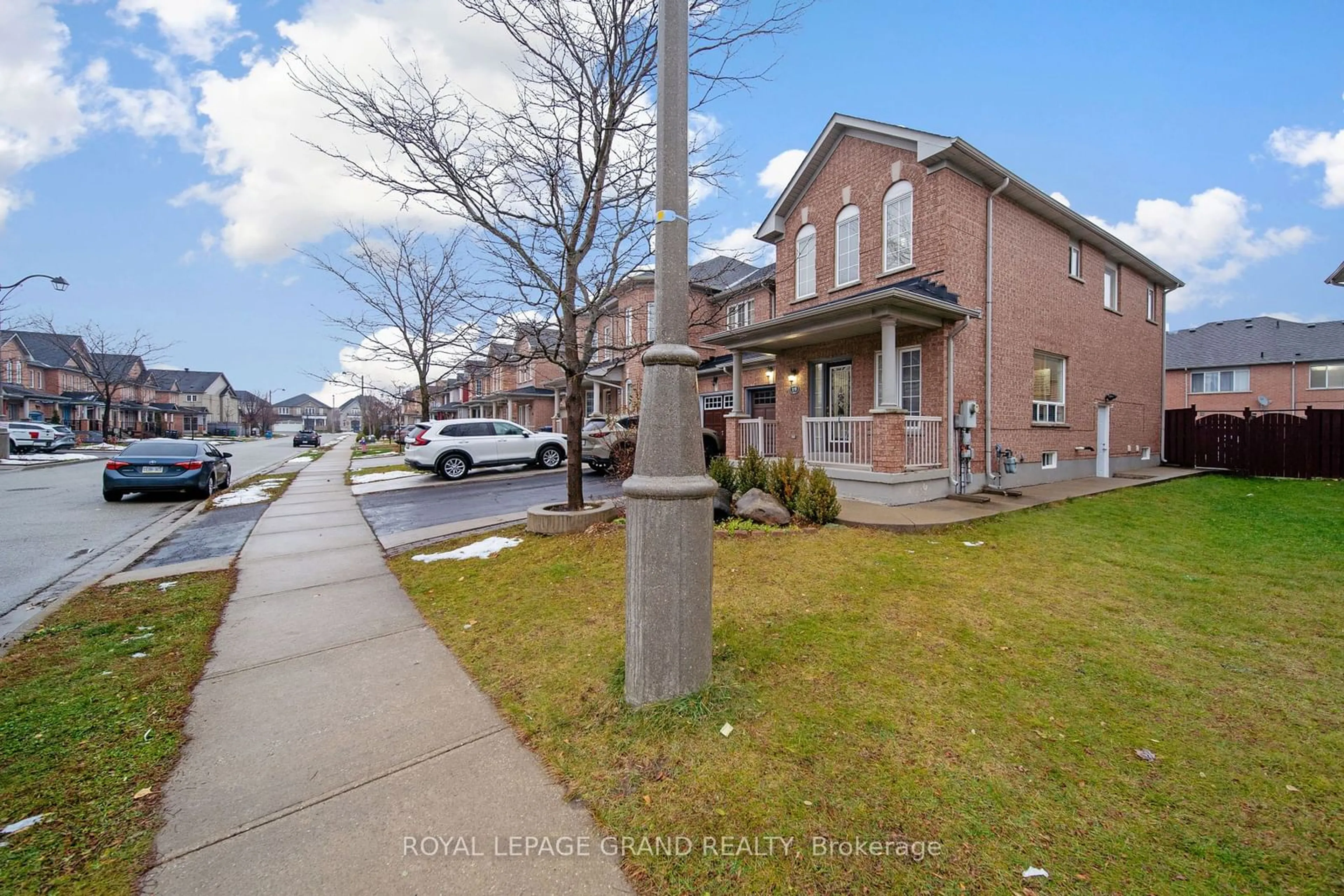 A pic from outside/outdoor area/front of a property/back of a property/a pic from drone, street for 19 Iceberg Tr, Brampton Ontario L6R 0H9