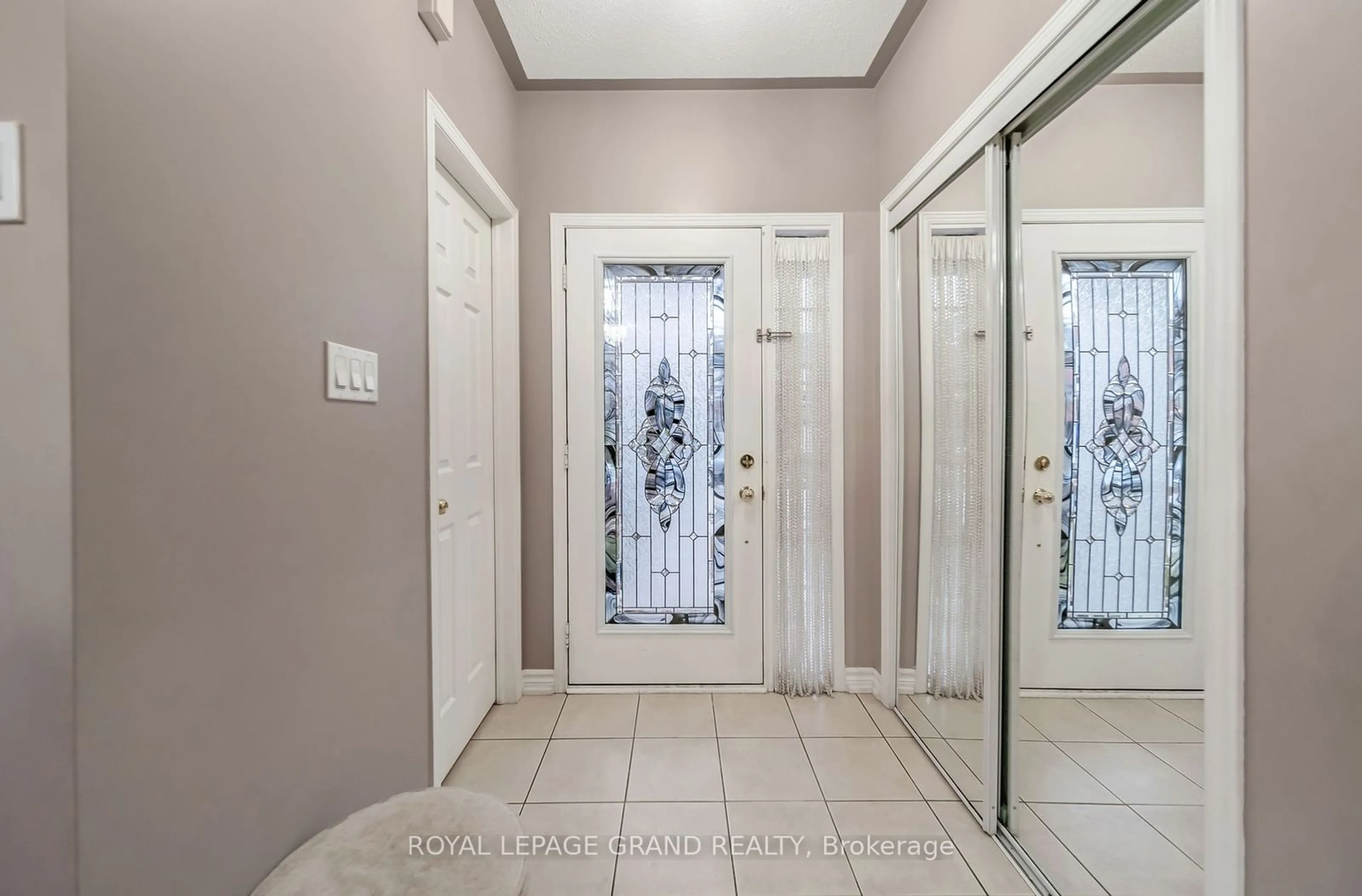 Indoor entryway for 19 Iceberg Tr, Brampton Ontario L6R 0H9