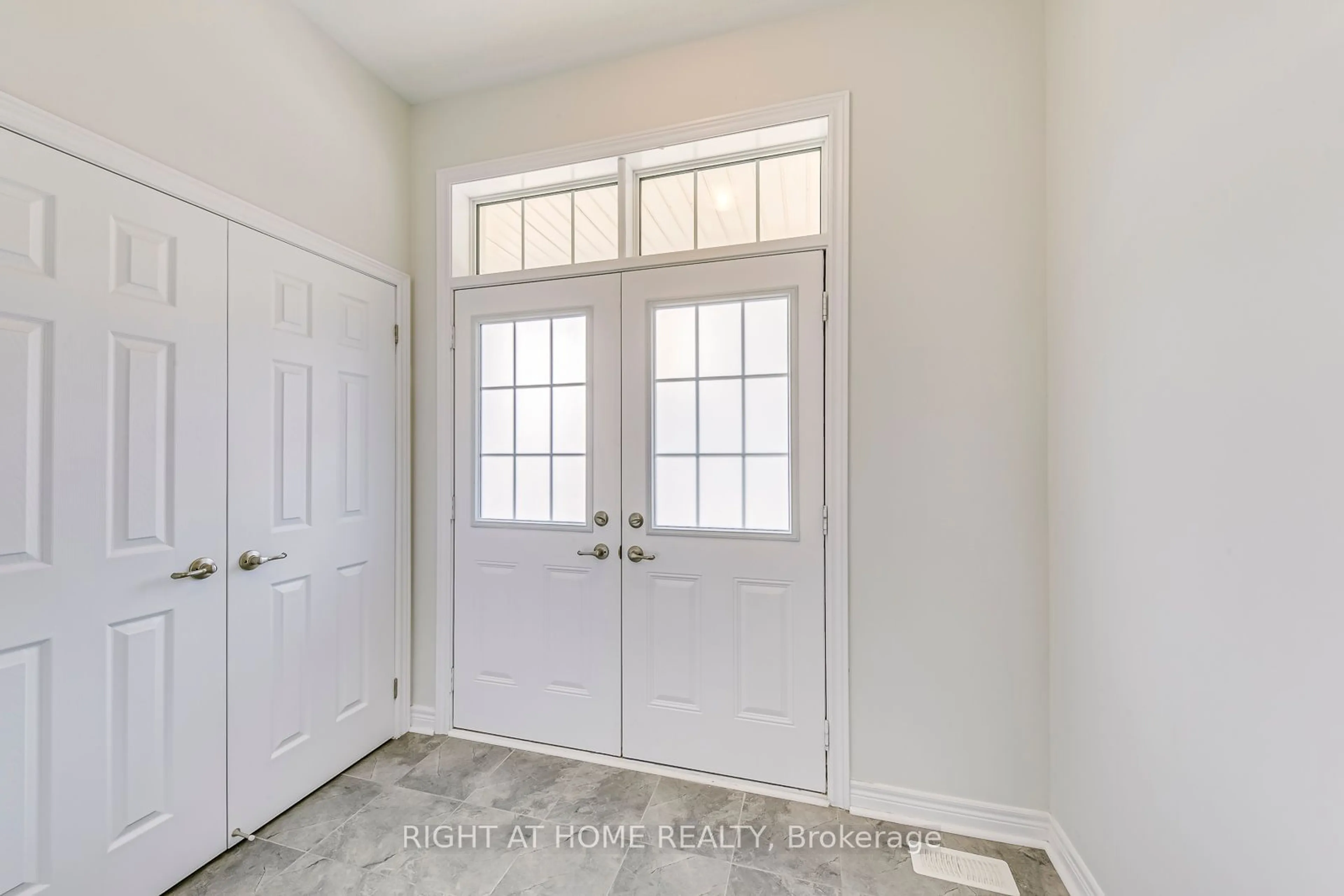 Indoor entryway for 141 Marigold Gdns, Oakville Ontario L6H 0Y2