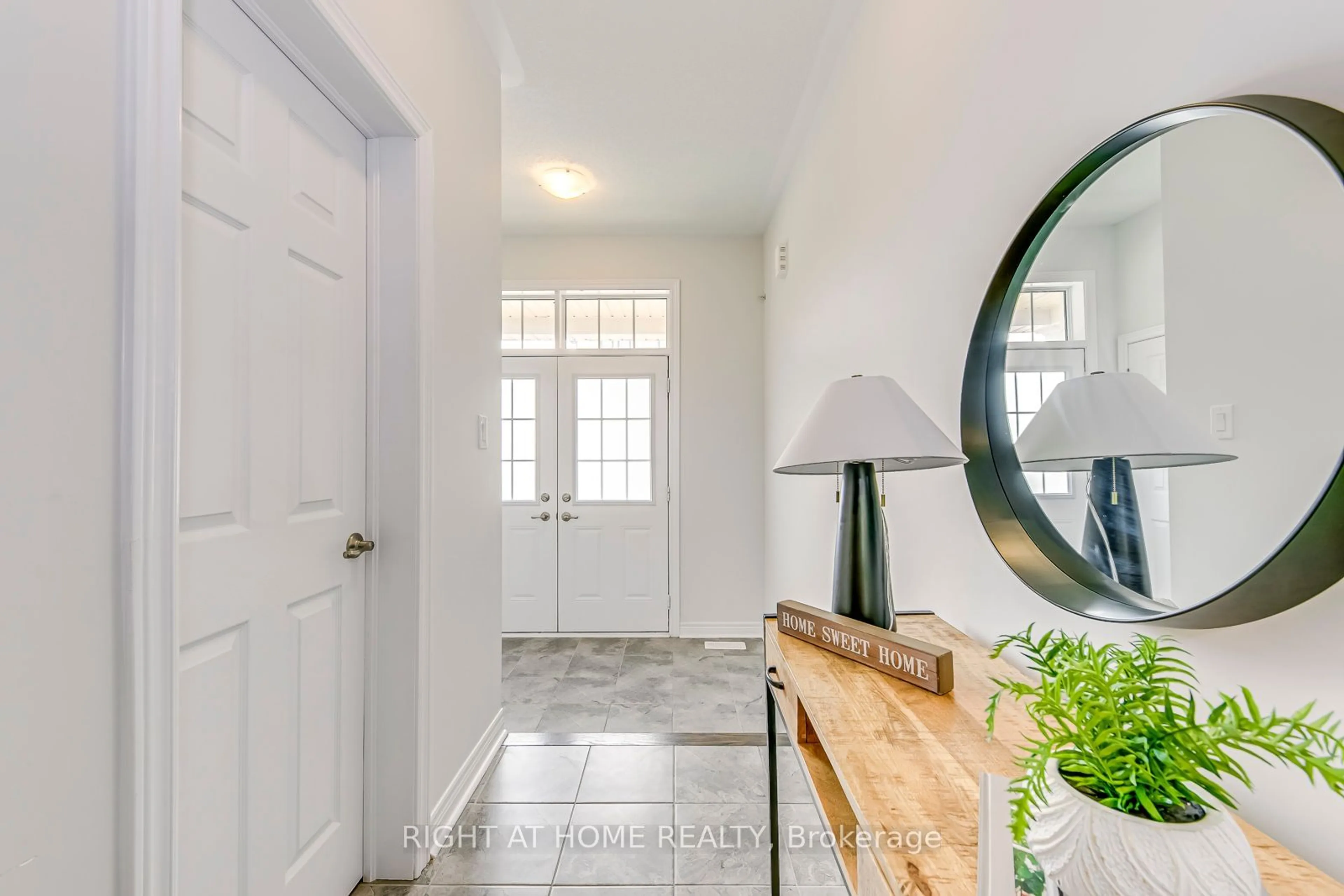 Indoor entryway for 141 Marigold Gdns, Oakville Ontario L6H 0Y2