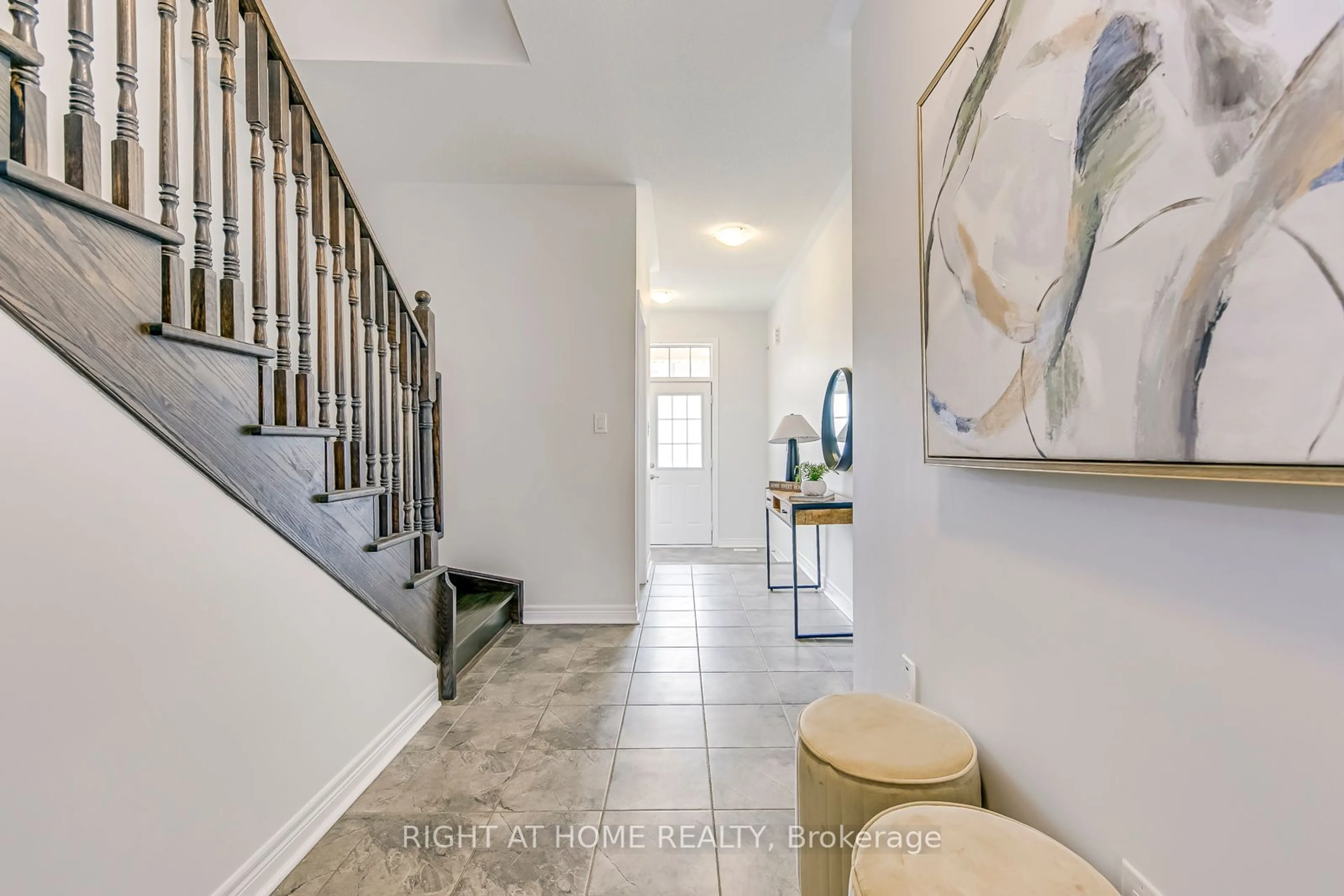 Indoor entryway for 141 Marigold Gdns, Oakville Ontario L6H 0Y2