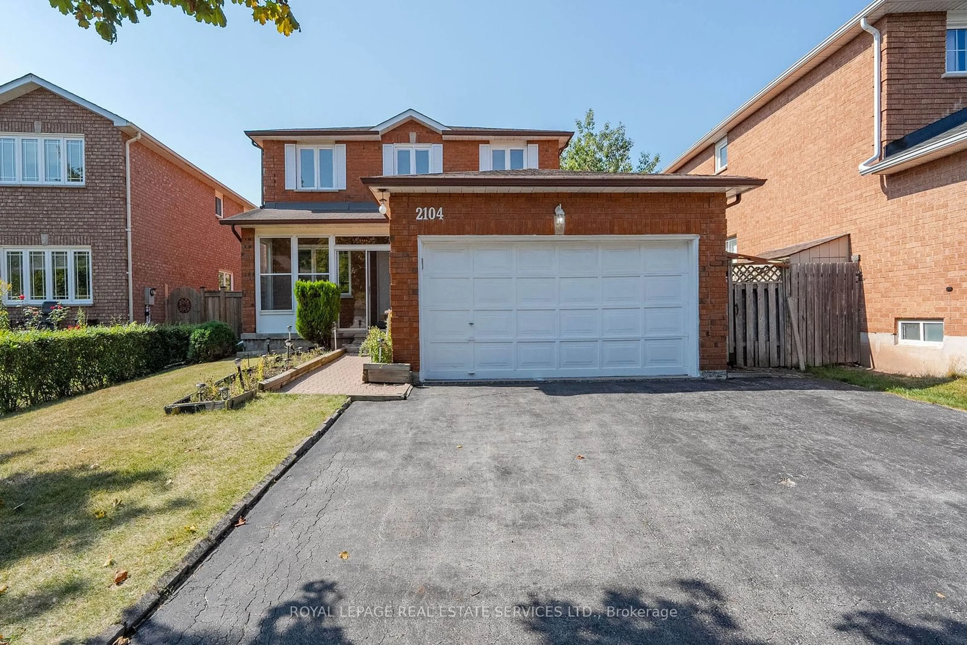 Home with brick exterior material, street for 2104 Laurelwood Dr, Oakville Ontario L6H 4S7