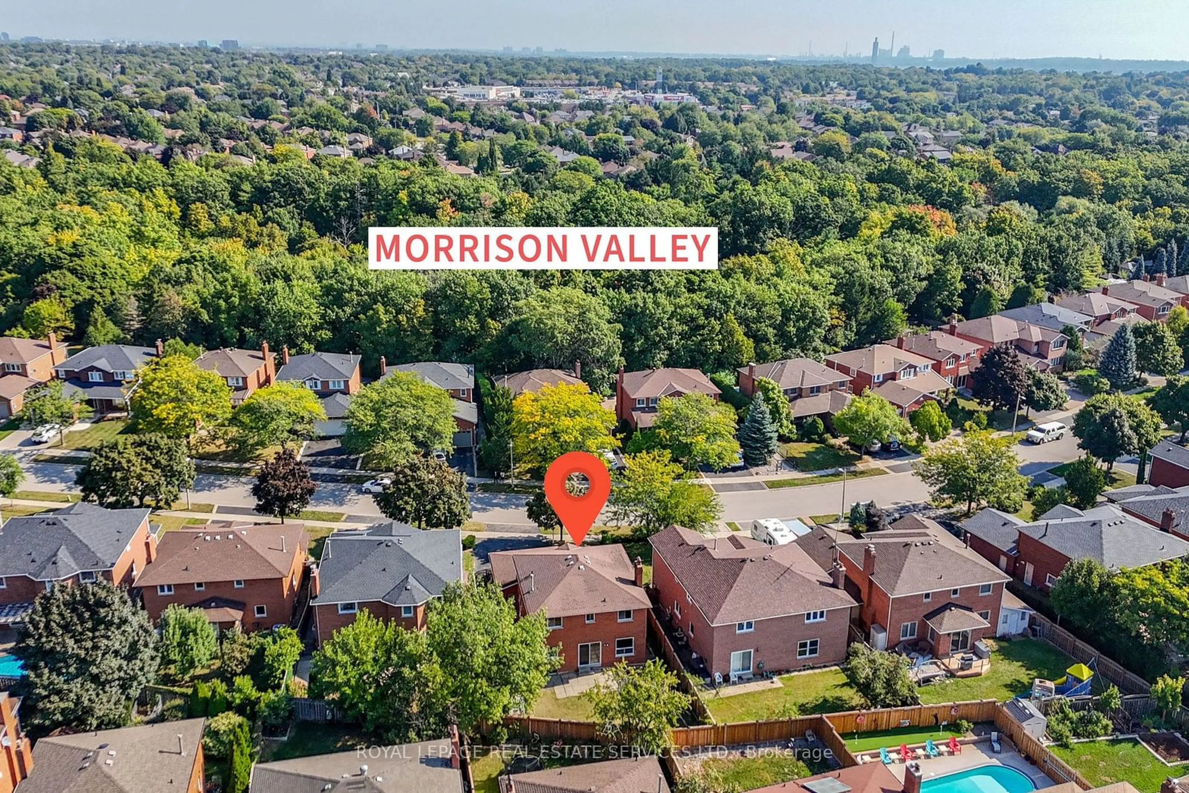 A pic from outside/outdoor area/front of a property/back of a property/a pic from drone, mountain view for 2104 Laurelwood Dr, Oakville Ontario L6H 4S7