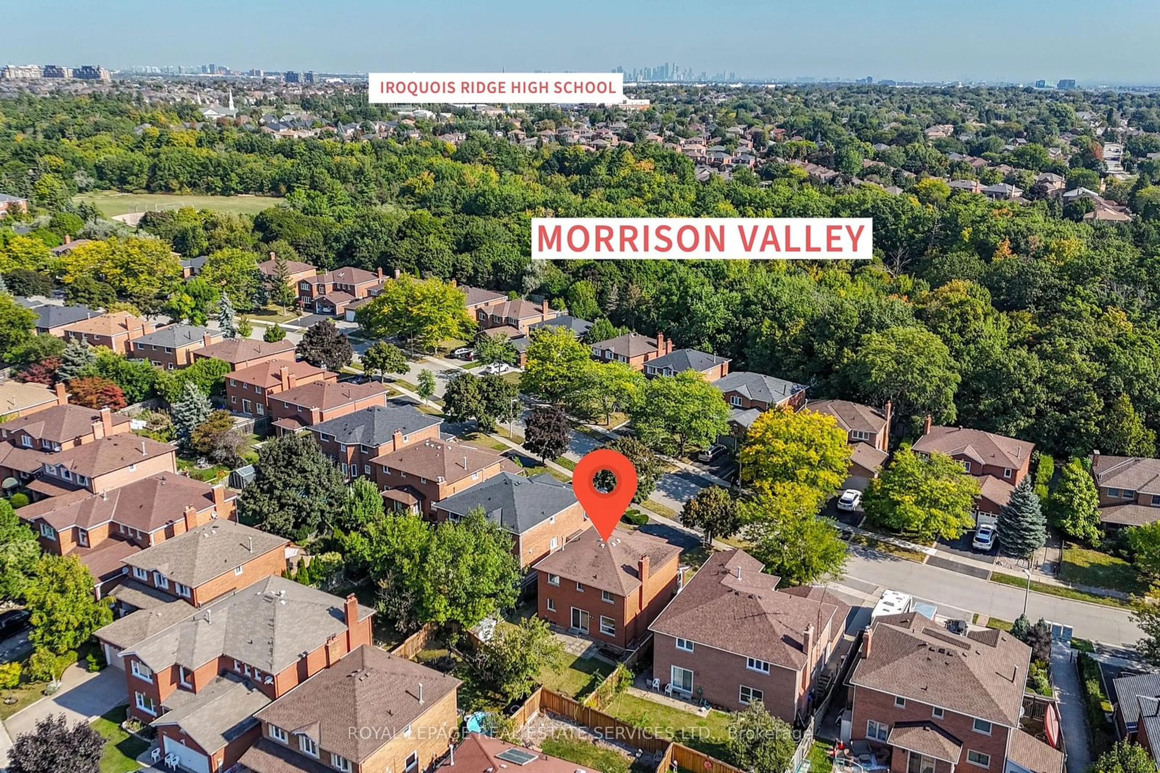 A pic from outside/outdoor area/front of a property/back of a property/a pic from drone, mountain view for 2104 Laurelwood Dr, Oakville Ontario L6H 4S7