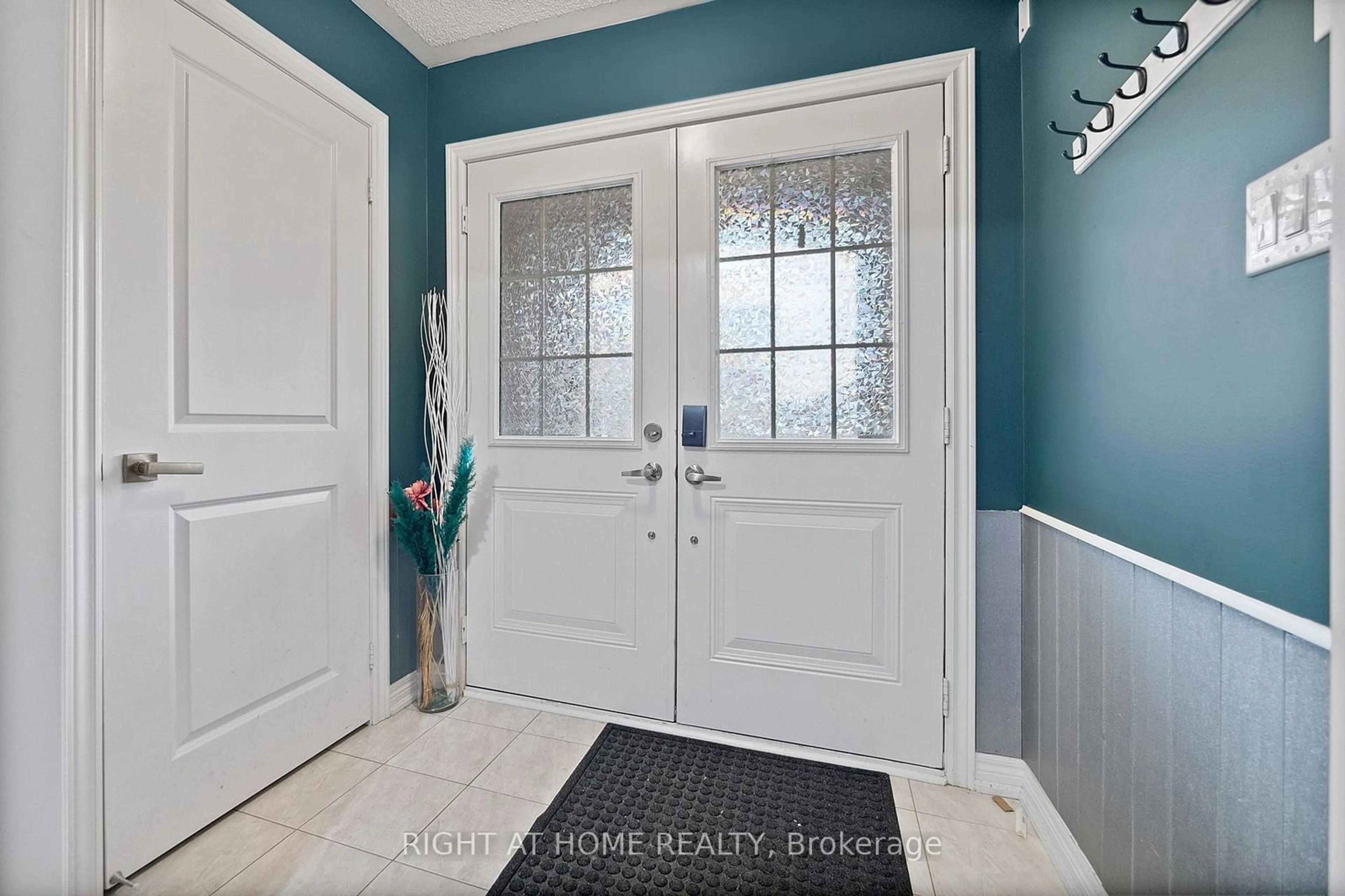 Indoor entryway for 31 Labrish Rd, Brampton Ontario L7A 5C2