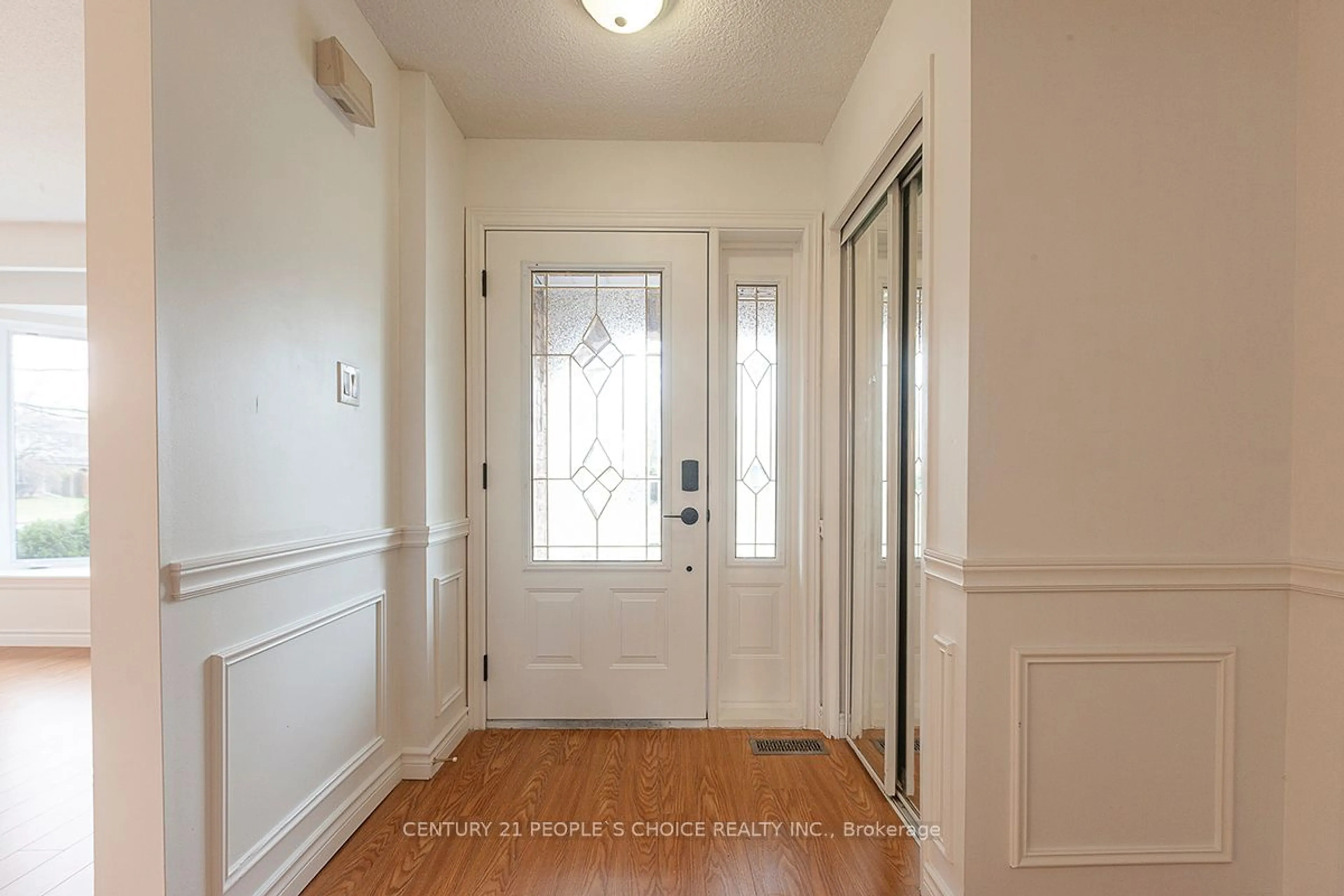 Indoor entryway for 2401 Eaglesfield Dr, Burlington Ontario L7P 4B4