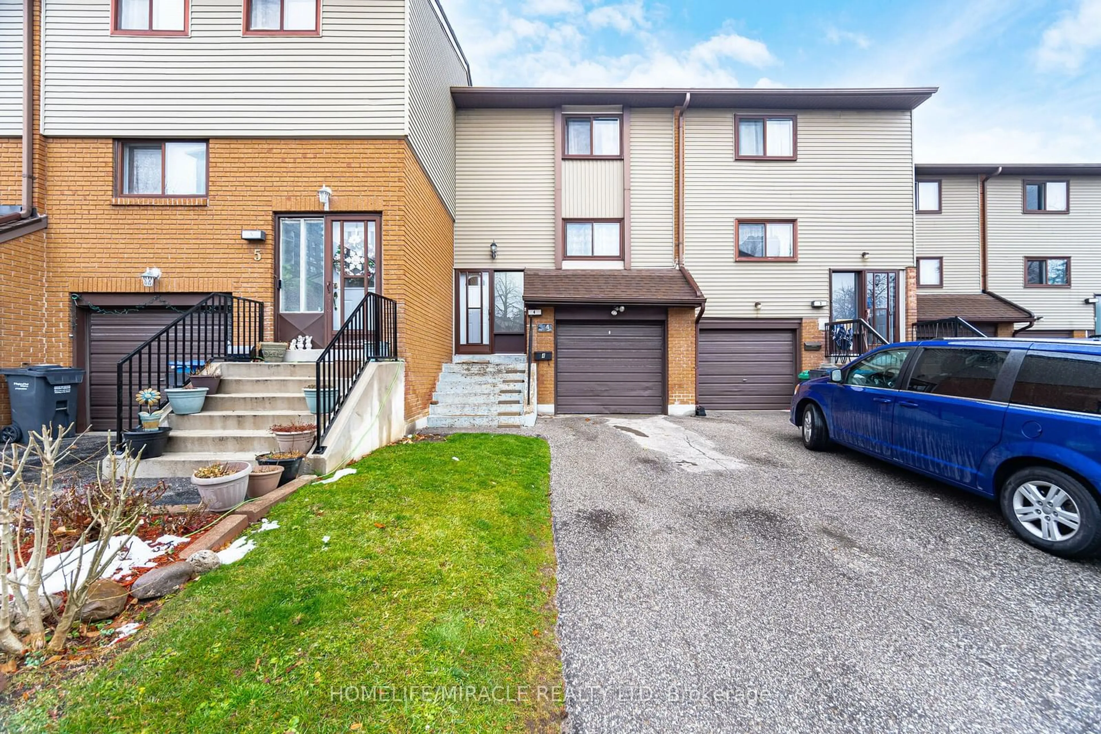 A pic from outside/outdoor area/front of a property/back of a property/a pic from drone, street for 4 Carleton Pl, Brampton Ontario L6T 3Z4