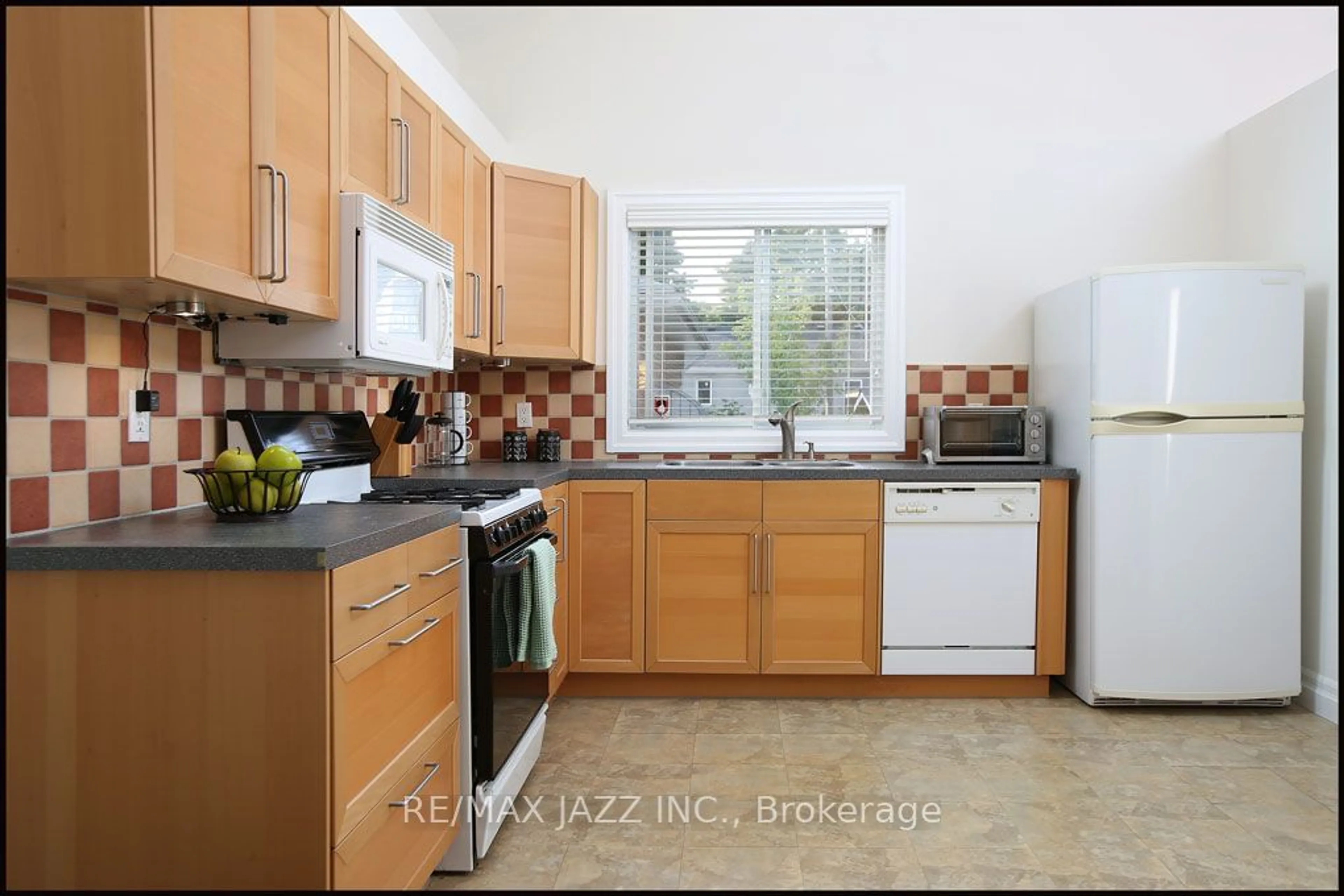 Standard kitchen, ceramic/tile floor for 251 Troy St, Mississauga Ontario L5G 1S9