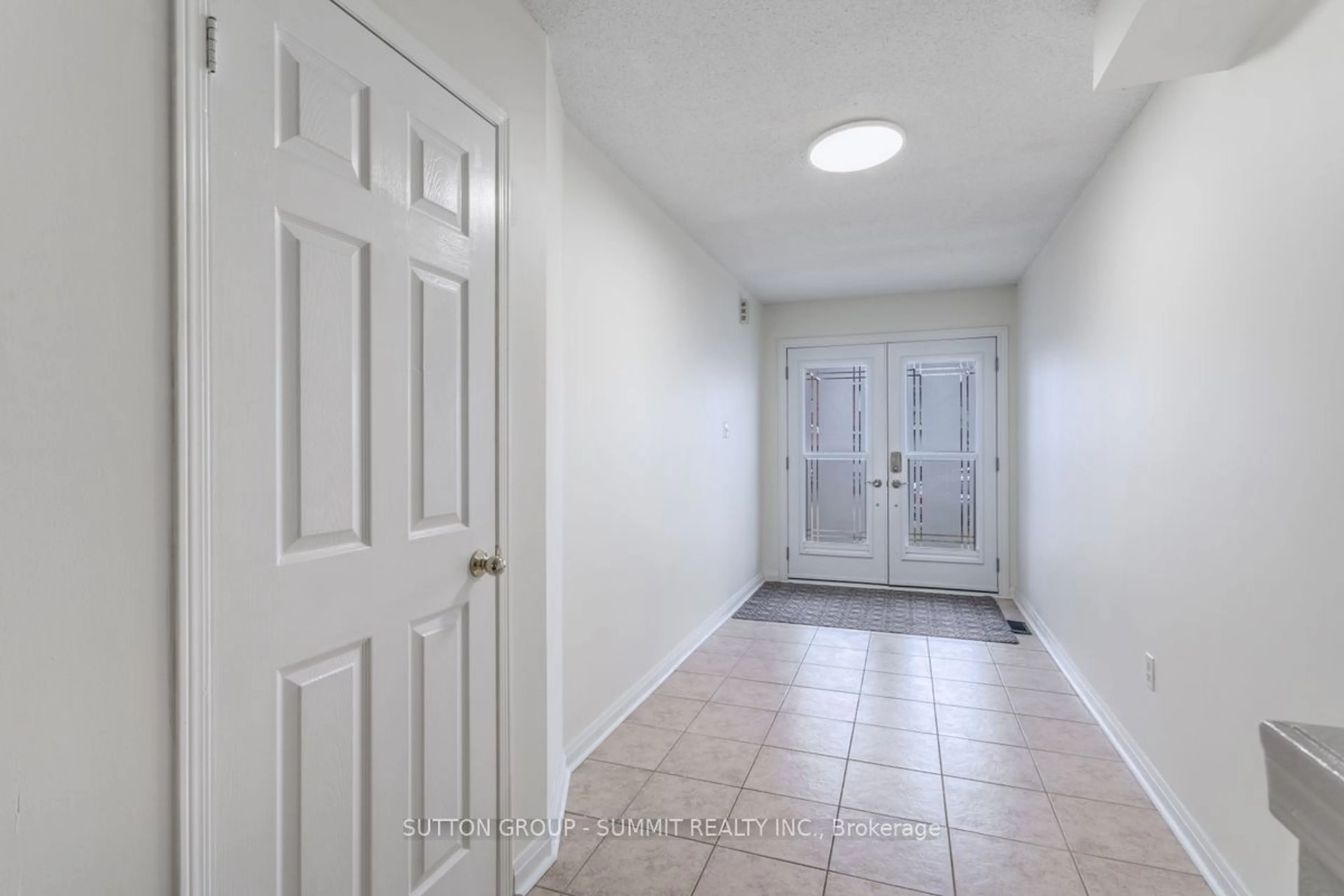 Indoor entryway for 5144 Porter St, Burlington Ontario L7L 6K8