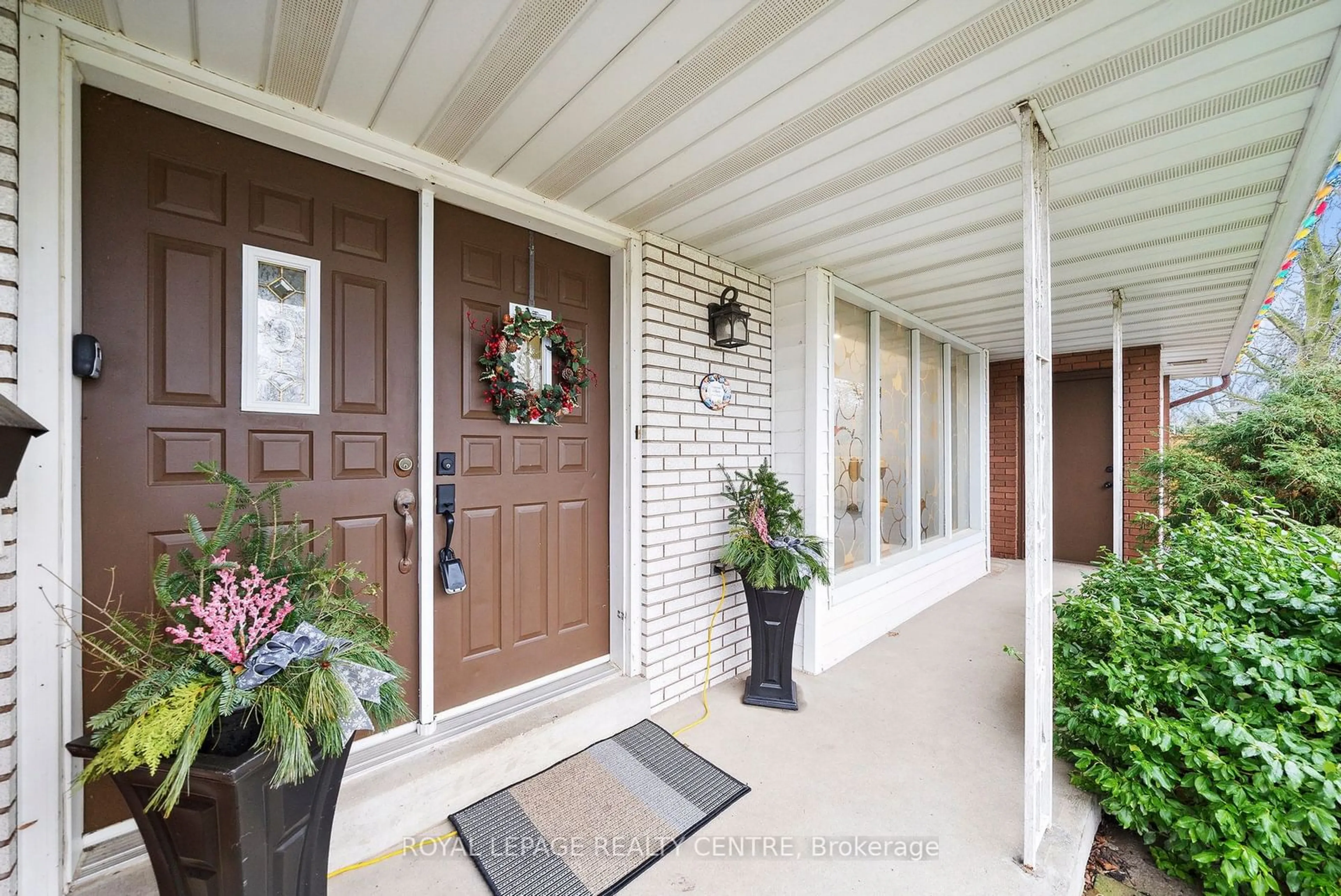 Indoor entryway for 5102 Meadowhill Rd, Burlington Ontario L7L 3K8