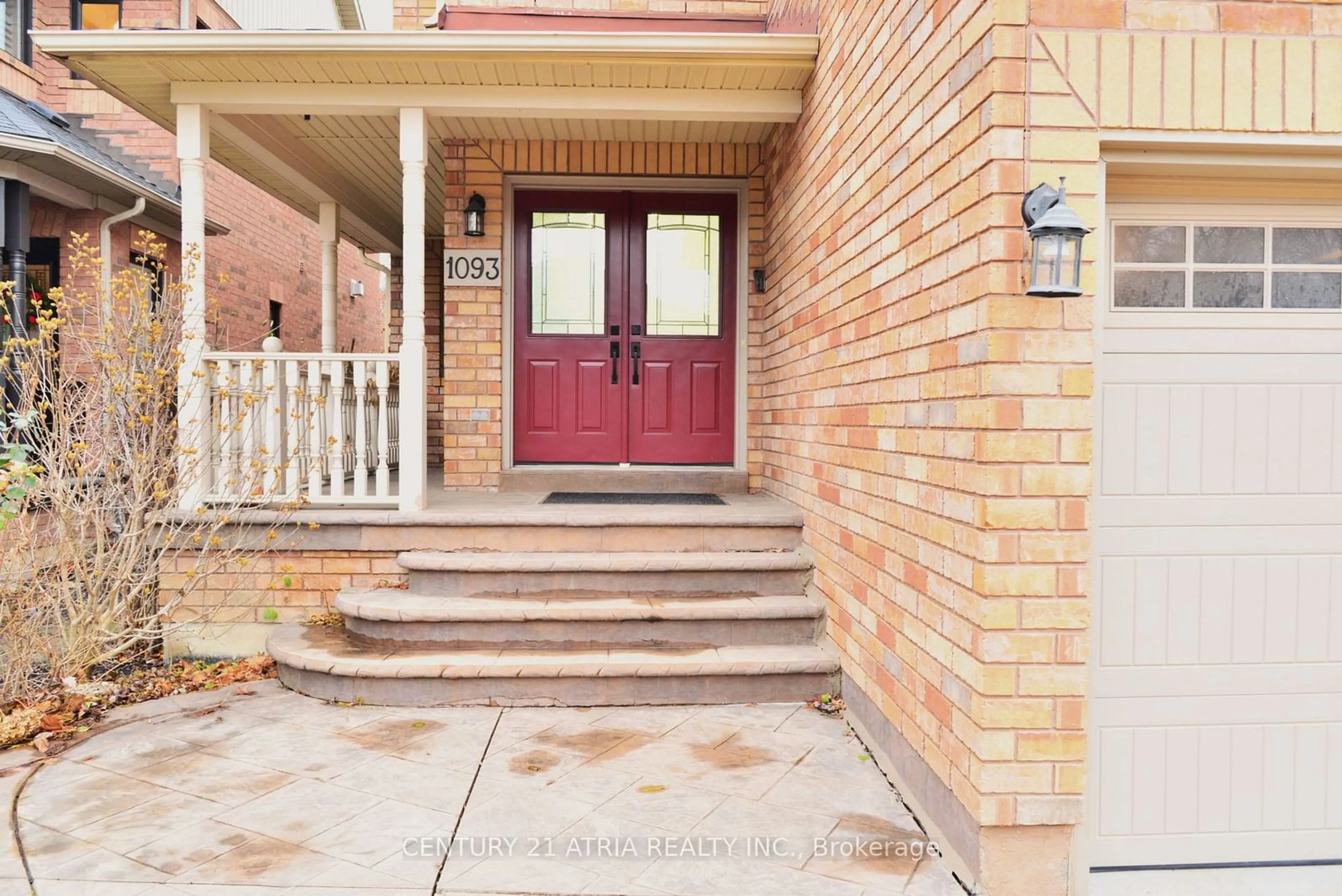 Home with brick exterior material, street for 1093 Lamplight Way, Mississauga Ontario L5W 1J3