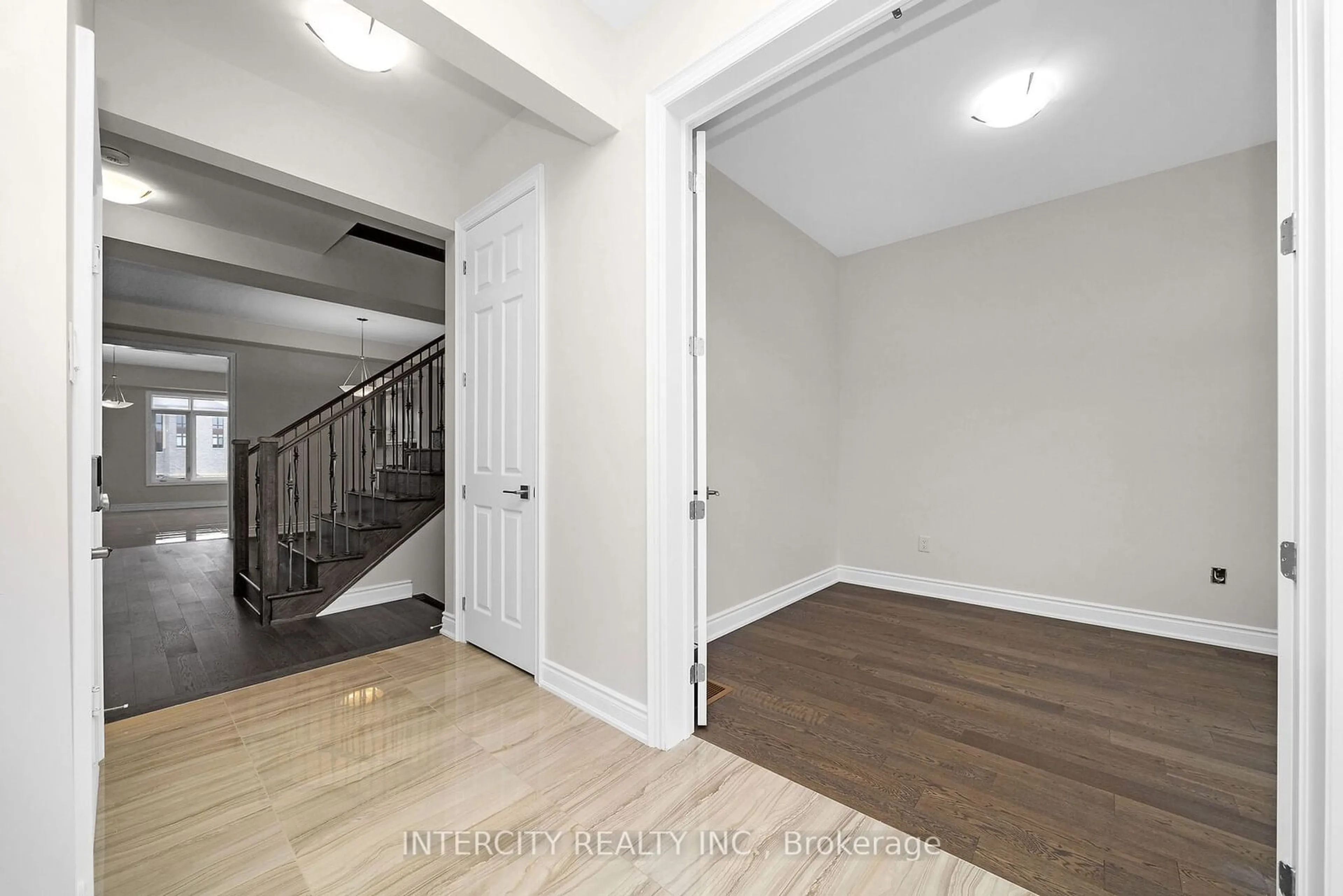 Indoor entryway for 43 Goodview Dr, Brampton Ontario L6R 0B6