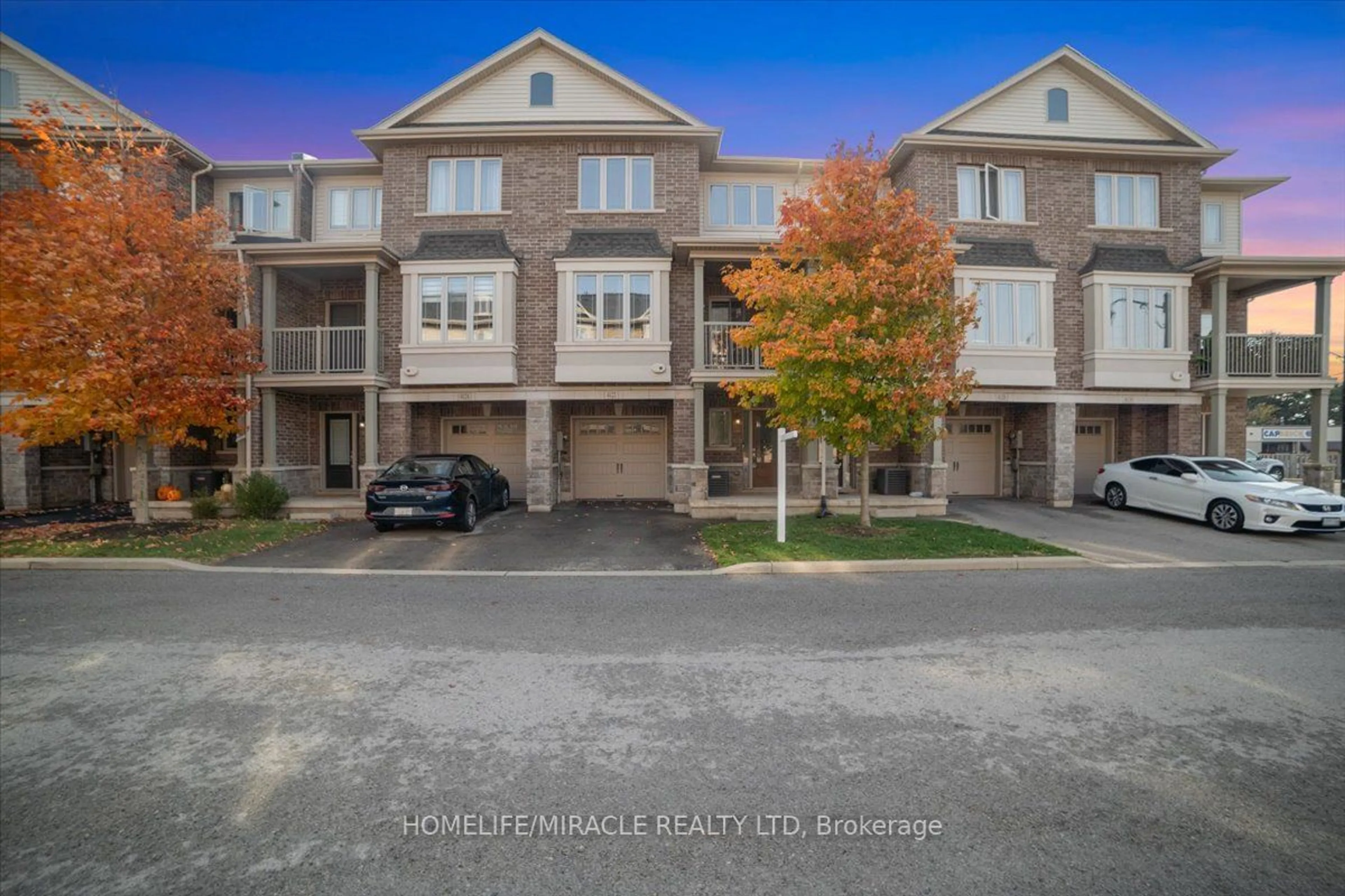 A pic from outside/outdoor area/front of a property/back of a property/a pic from drone, street for 4122 Palermo Common, Burlington Ontario L7L 0G7