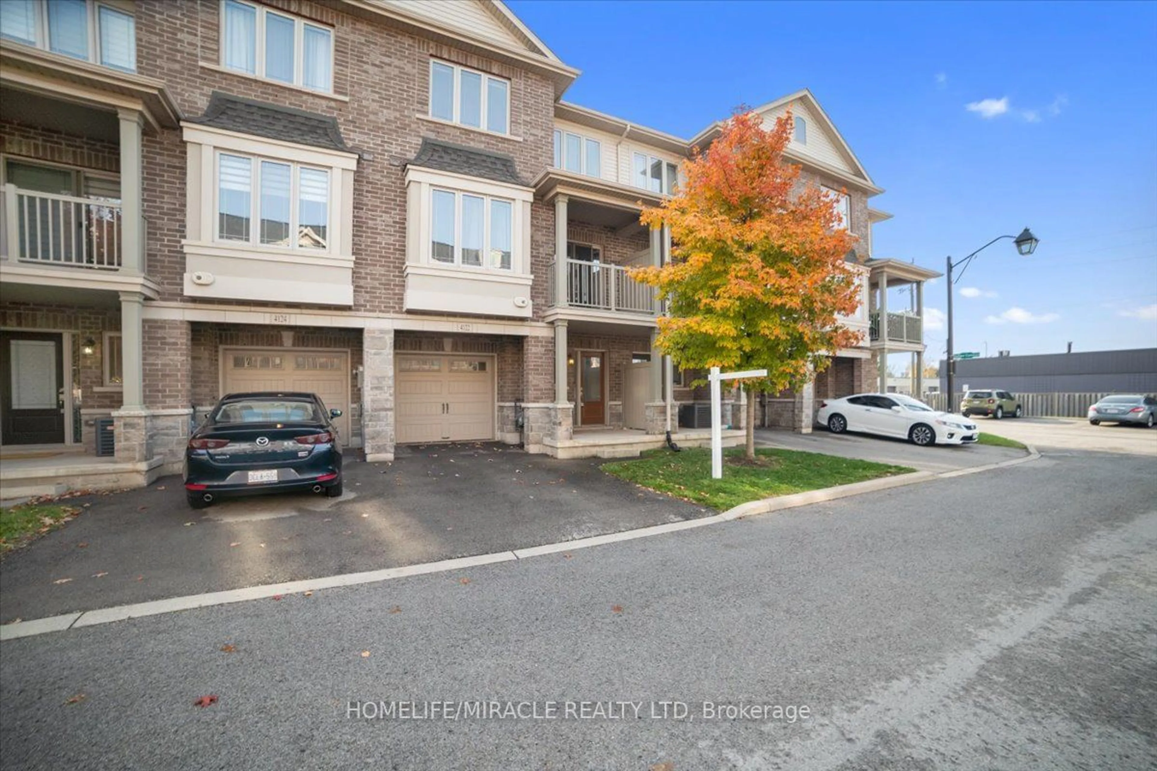 A pic from outside/outdoor area/front of a property/back of a property/a pic from drone, street for 4122 Palermo Common, Burlington Ontario L7L 0G7