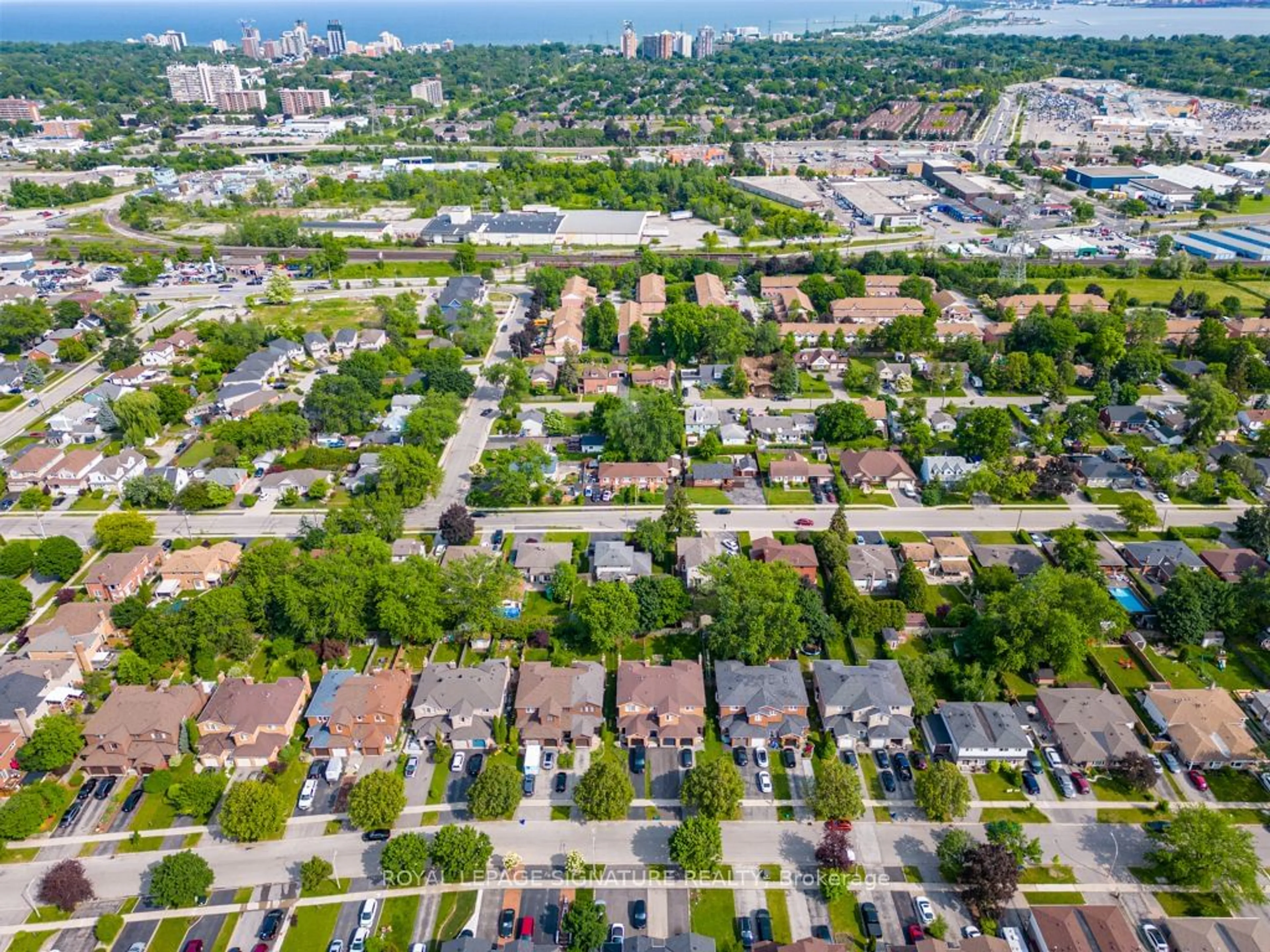 A pic from outside/outdoor area/front of a property/back of a property/a pic from drone, street for 1306 Leighland Rd, Burlington Ontario L7R 3S5