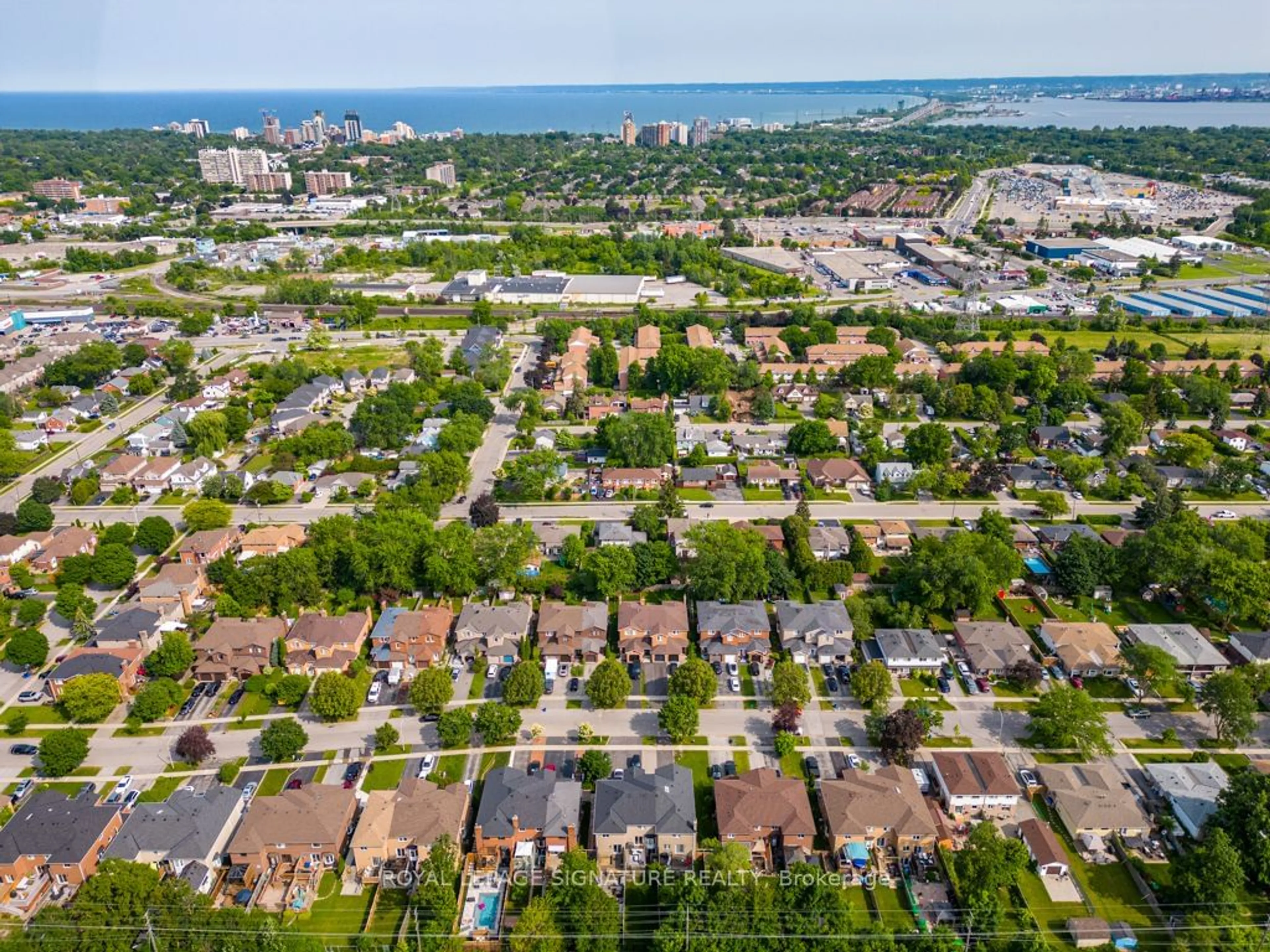 A pic from outside/outdoor area/front of a property/back of a property/a pic from drone, city buildings view from balcony for 1306 Leighland Rd, Burlington Ontario L7R 3S5