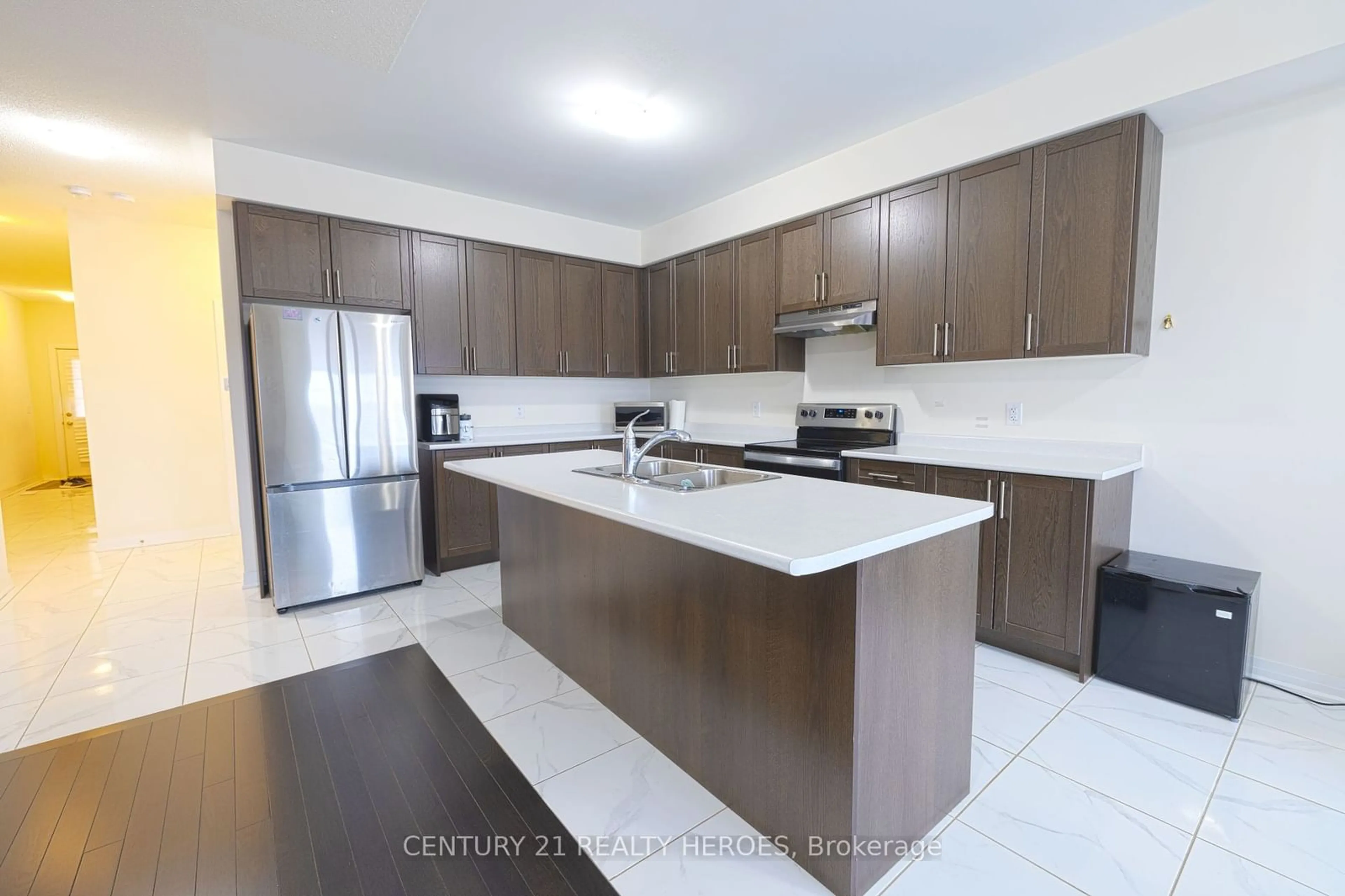 Open concept kitchen, ceramic/tile floor for 41 Brixham Lane, Brampton Ontario L7A 5K2