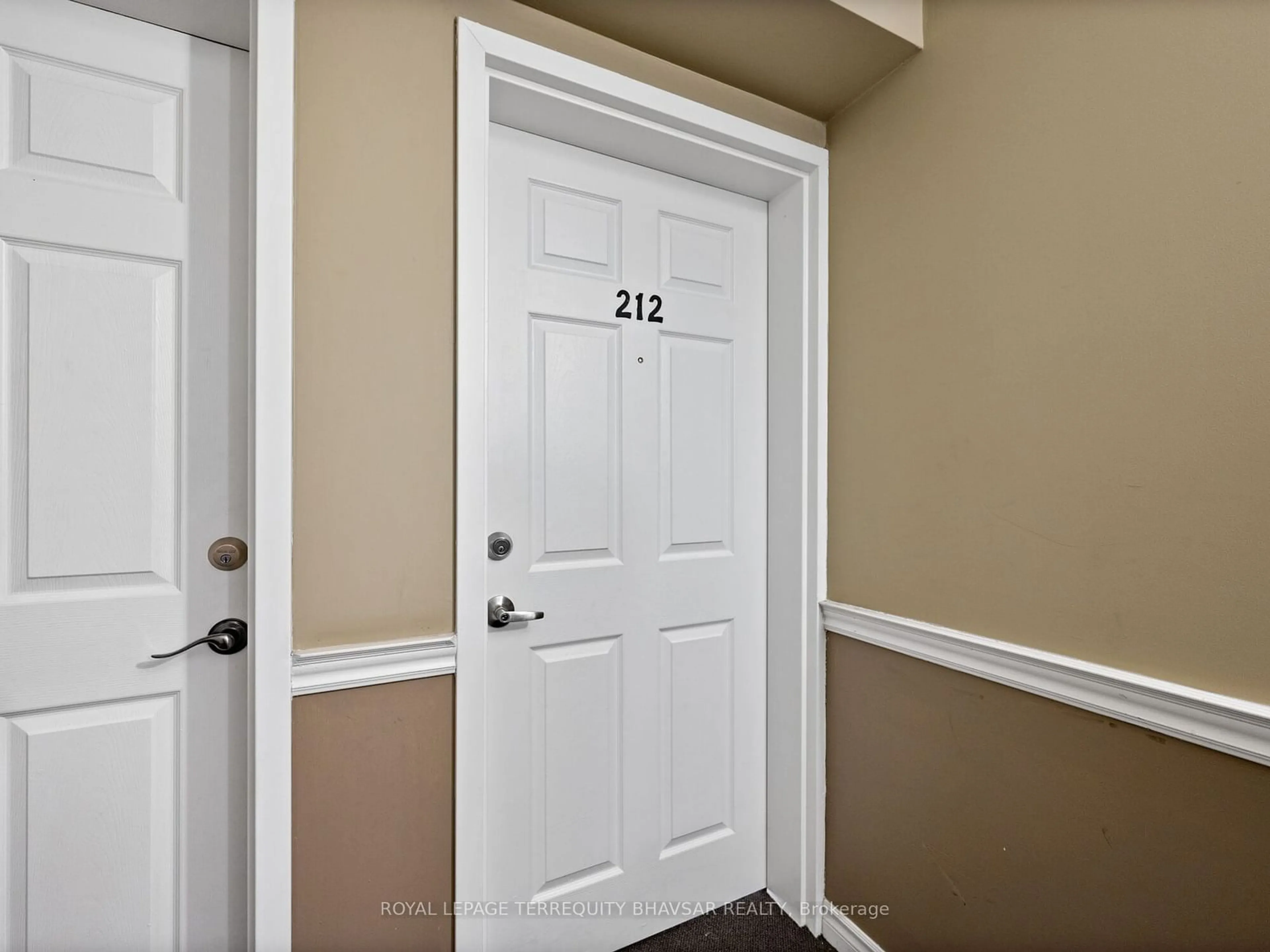 Indoor entryway for 2065 Appleby Line #212, Burlington Ontario L7L 7H2