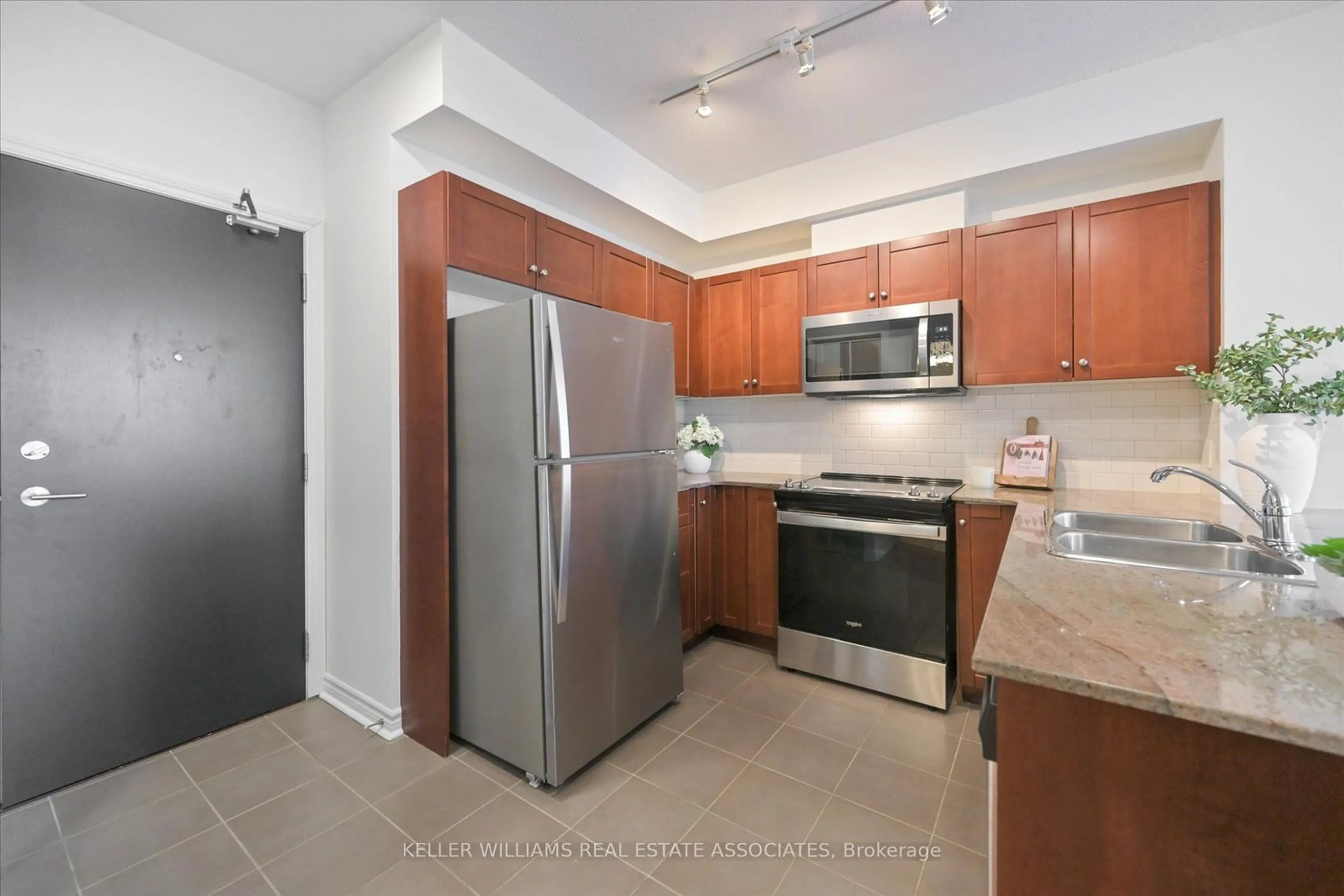 Standard kitchen, unknown for 3504 Hurontario St #305, Mississauga Ontario L5B 0B9