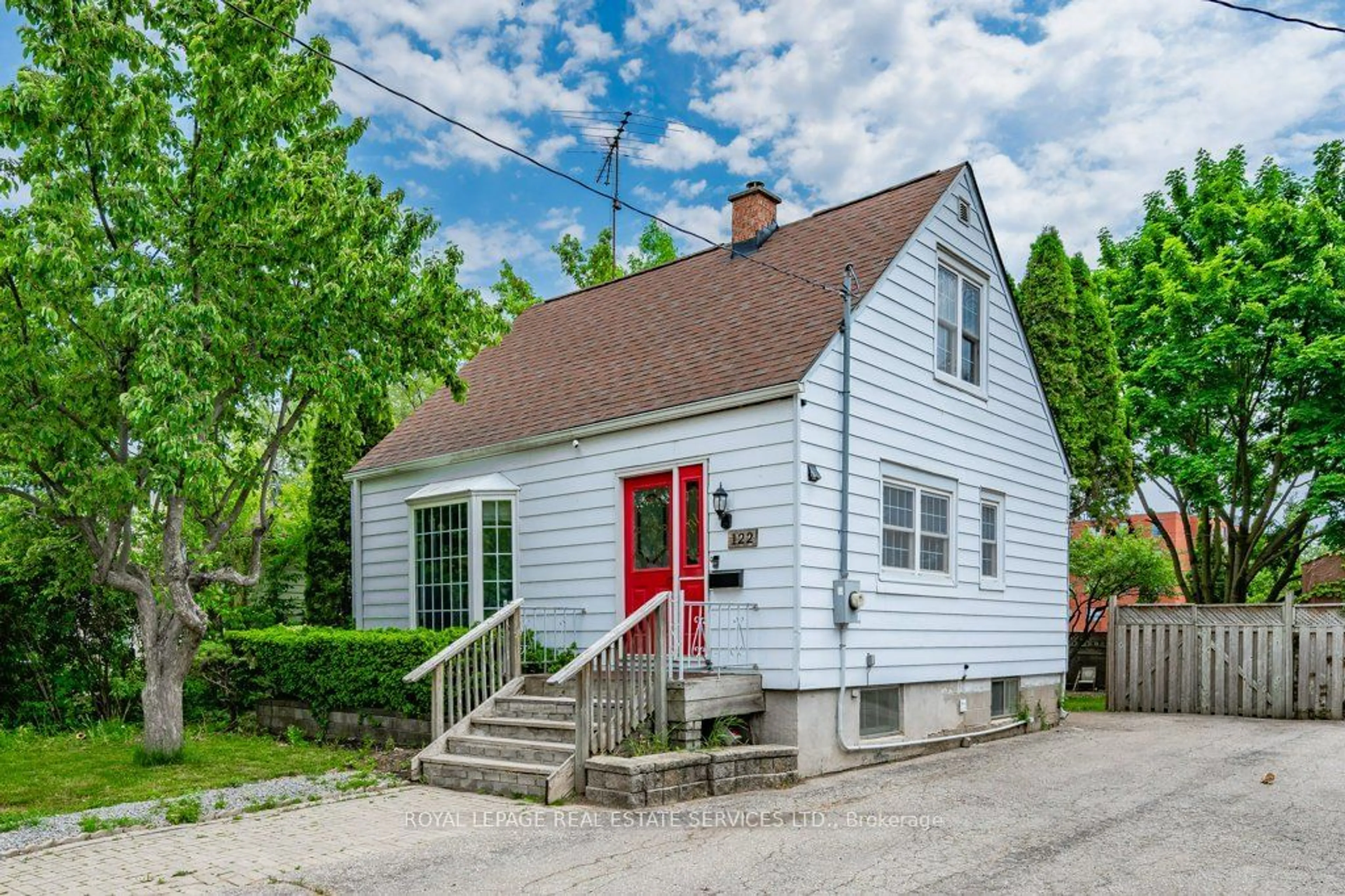 Home with vinyl exterior material, street for 122 Stewart St, Oakville Ontario L6K 1X9