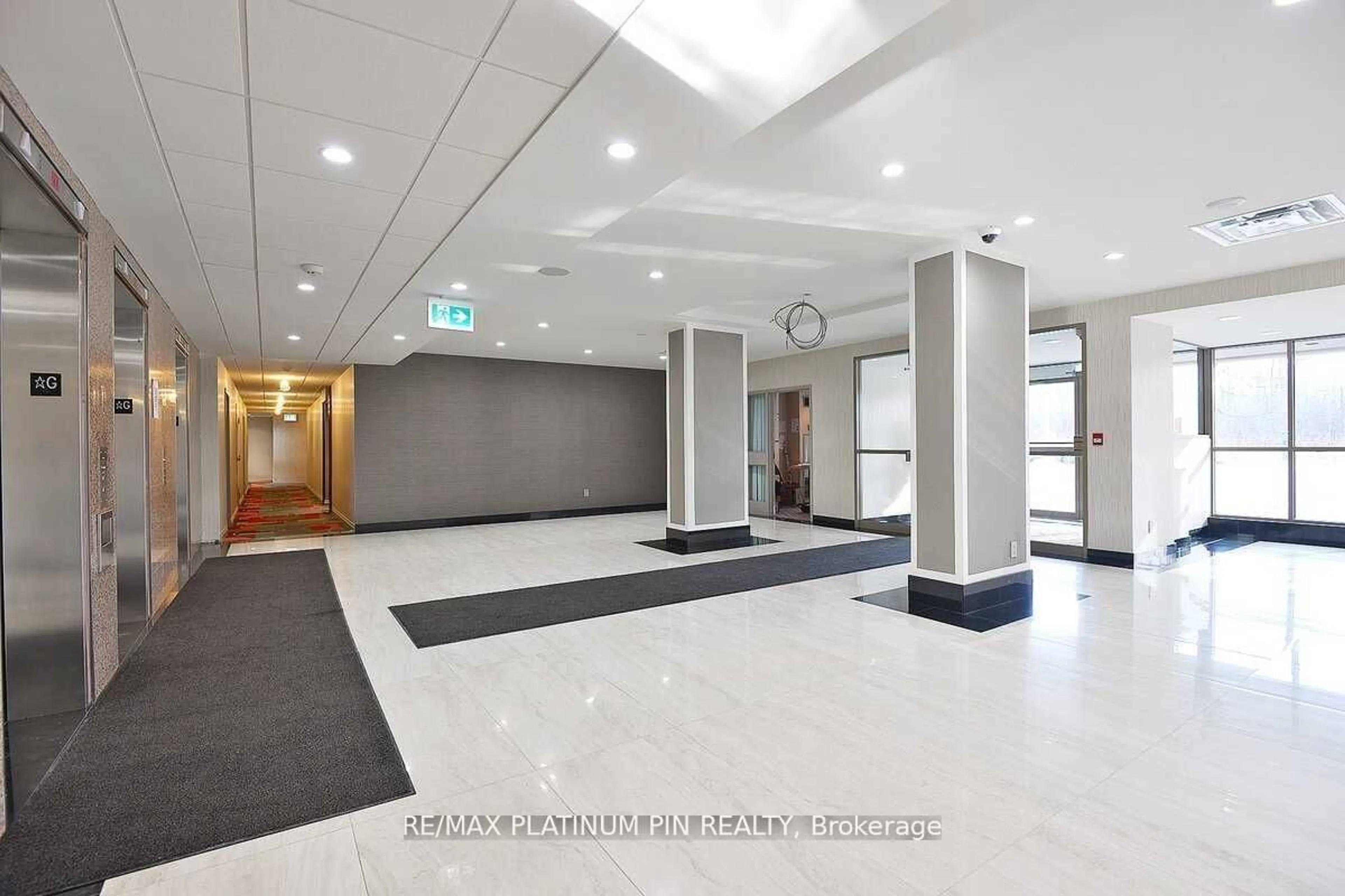 Indoor foyer for 330 Rathburn Rd #1403, Mississauga Ontario L5B 3Y1