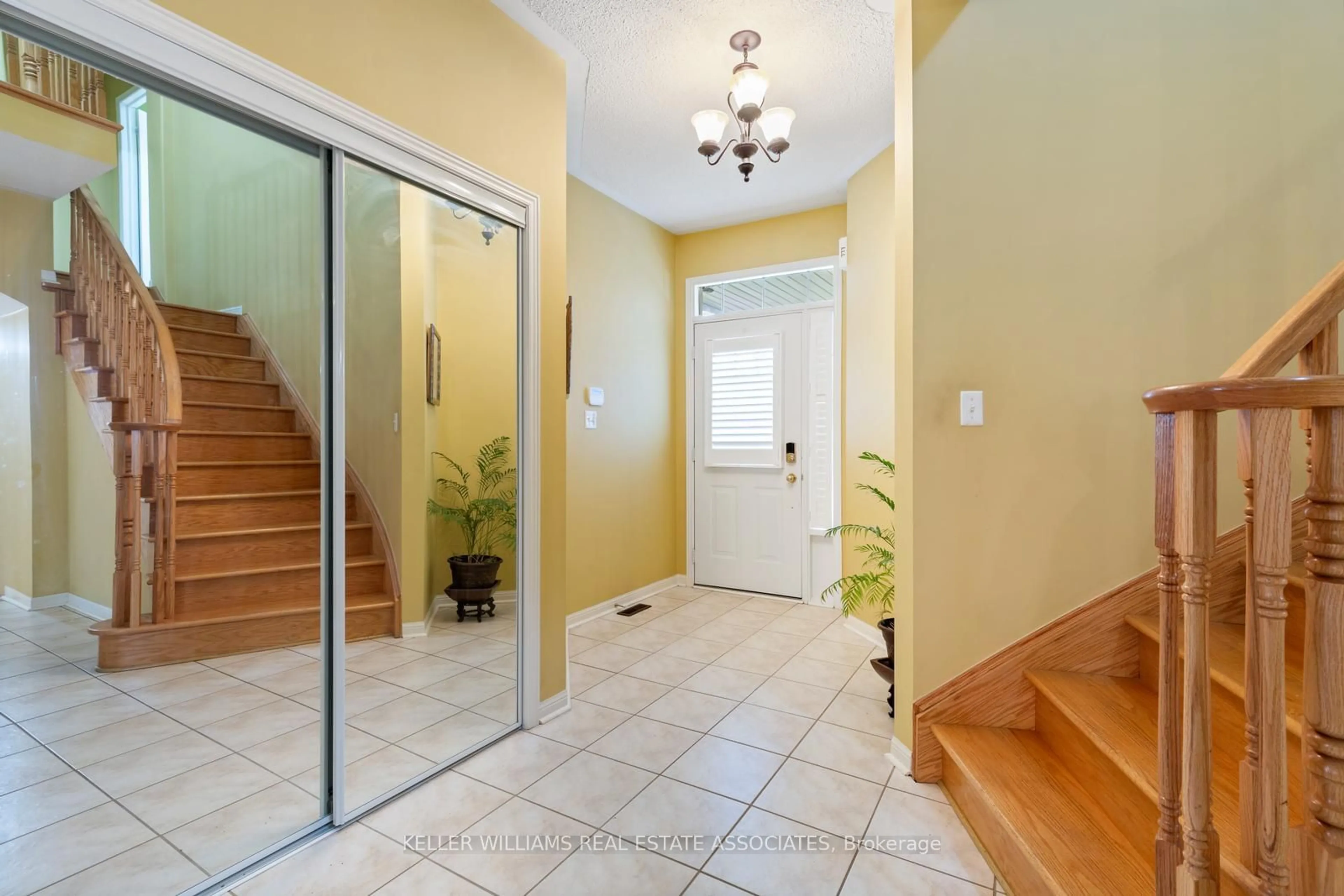 Indoor entryway for 3949 Mayla Dr, Mississauga Ontario L5M 7Y9