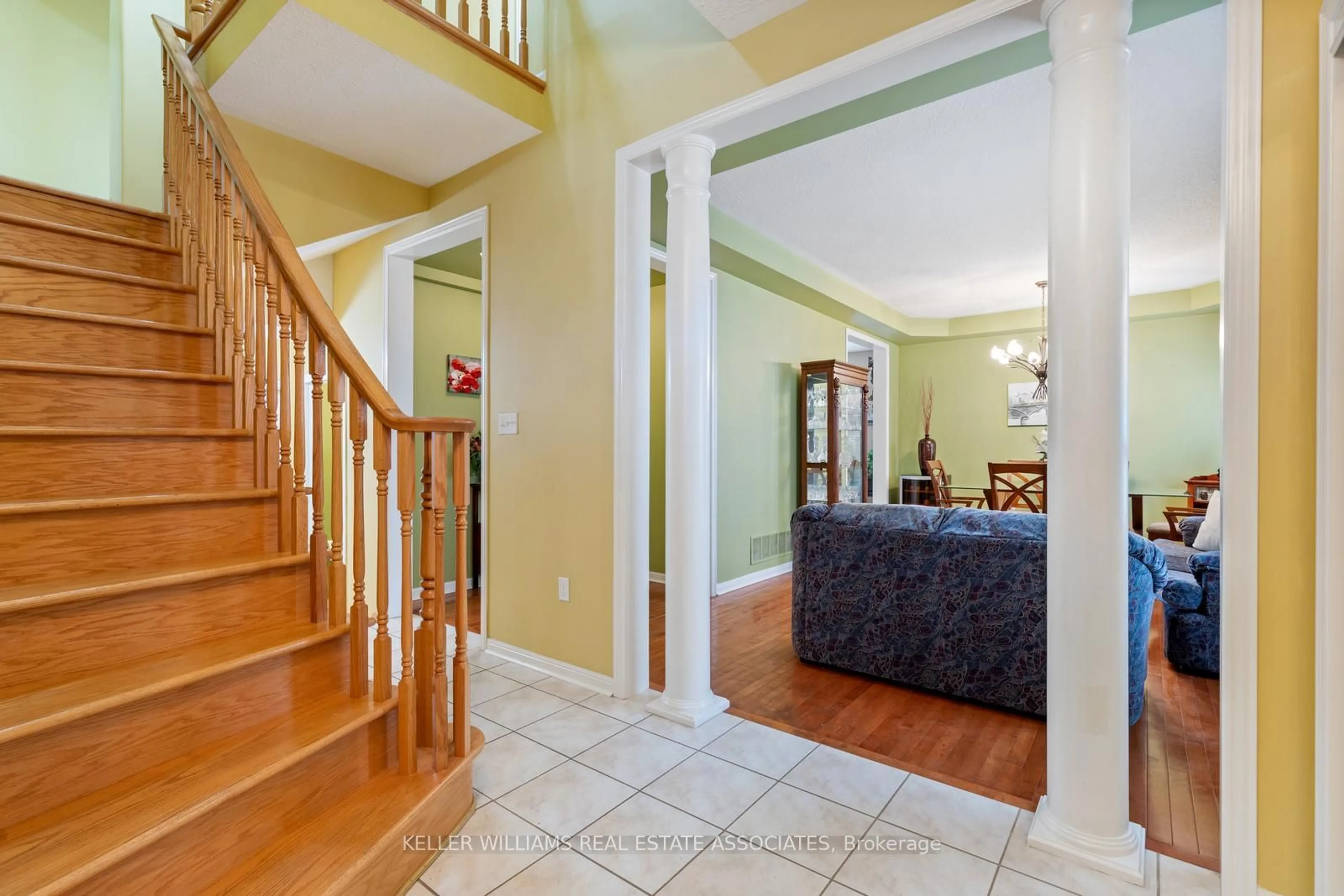 Indoor entryway for 3949 Mayla Dr, Mississauga Ontario L5M 7Y9