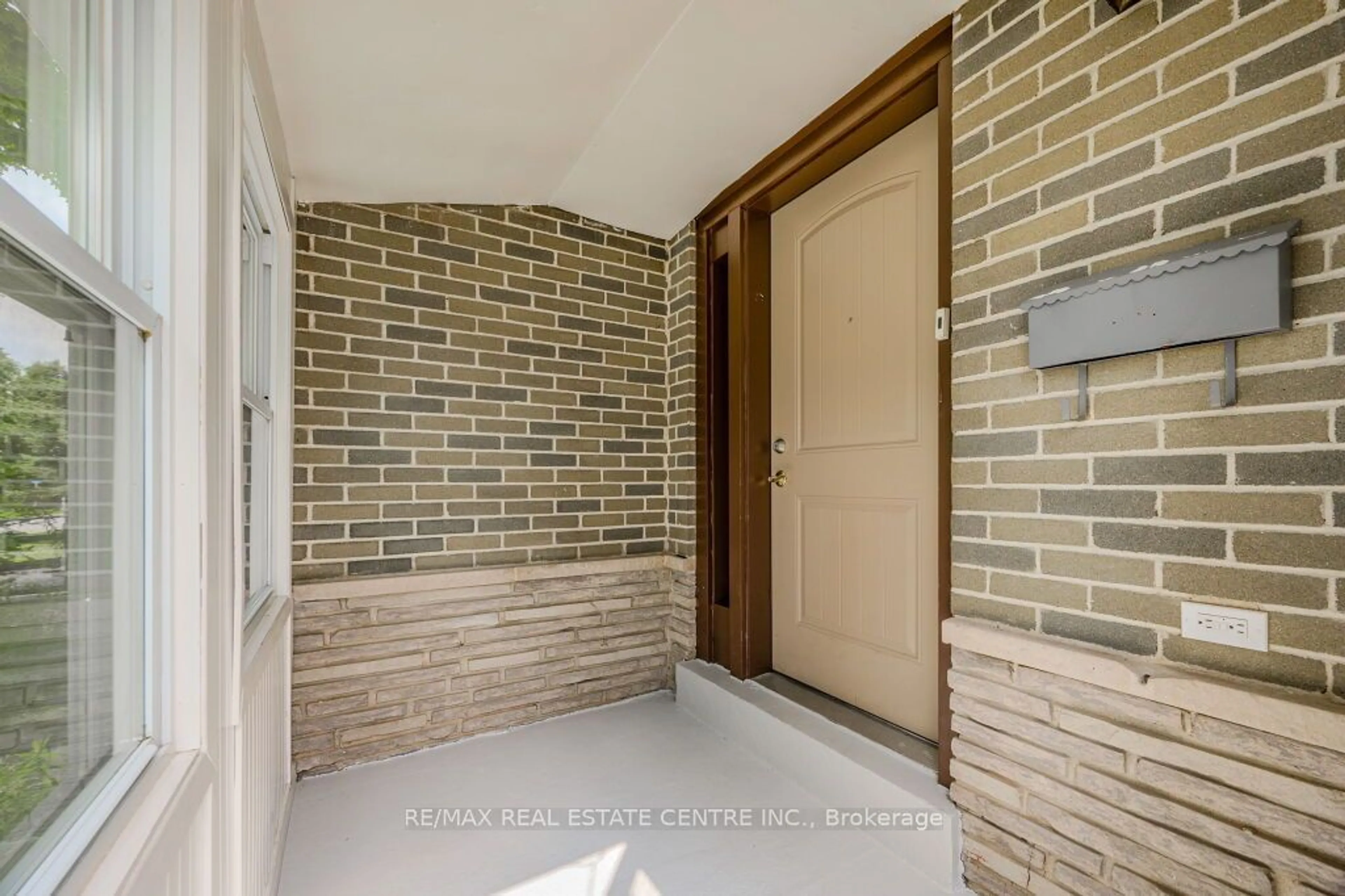 Indoor entryway for 58 Parkview Dr, Orangeville Ontario L9W 1T3