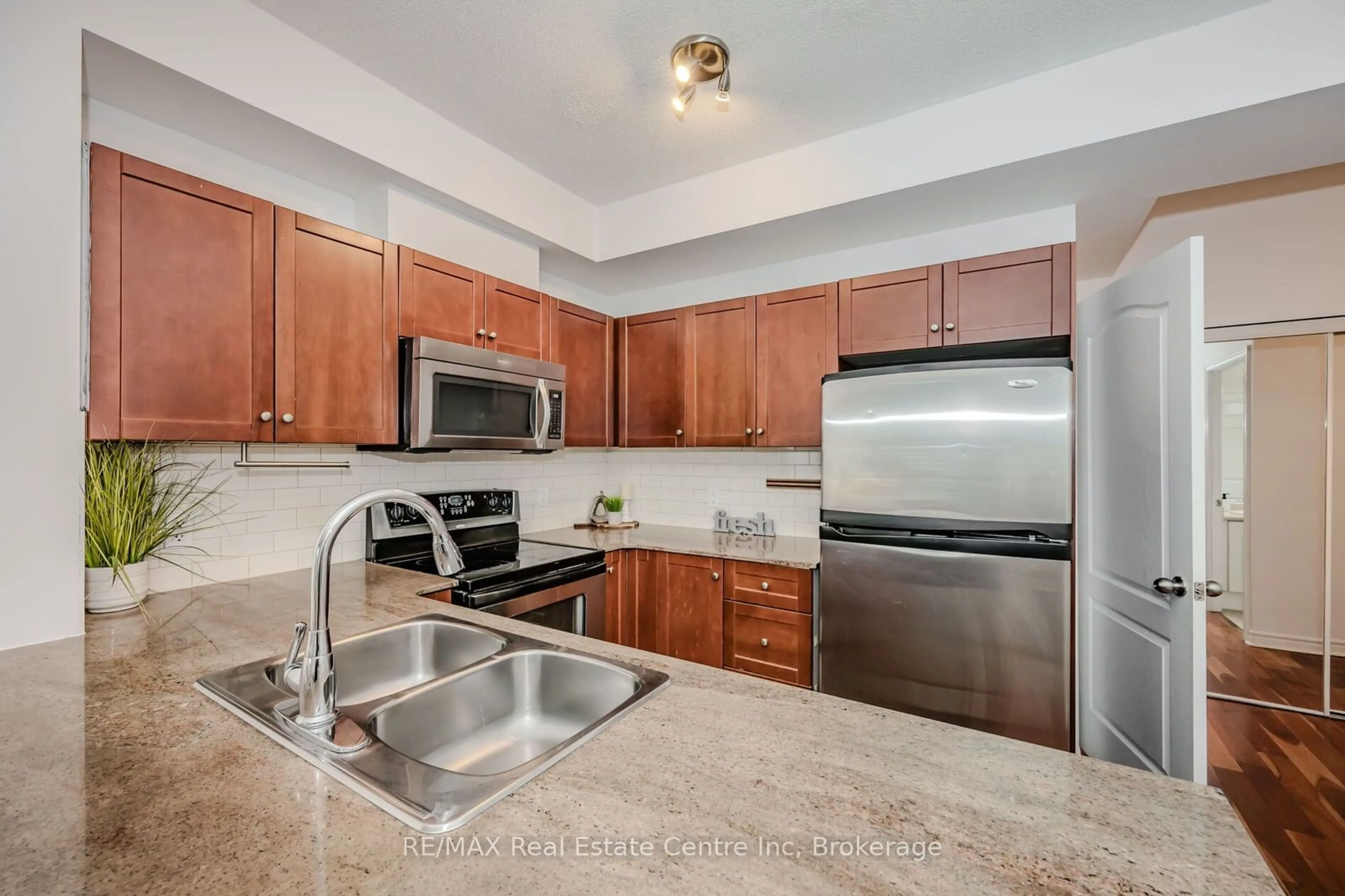 Standard kitchen, unknown for 3504 Hurontario St #1510, Mississauga Ontario L5B 0B9