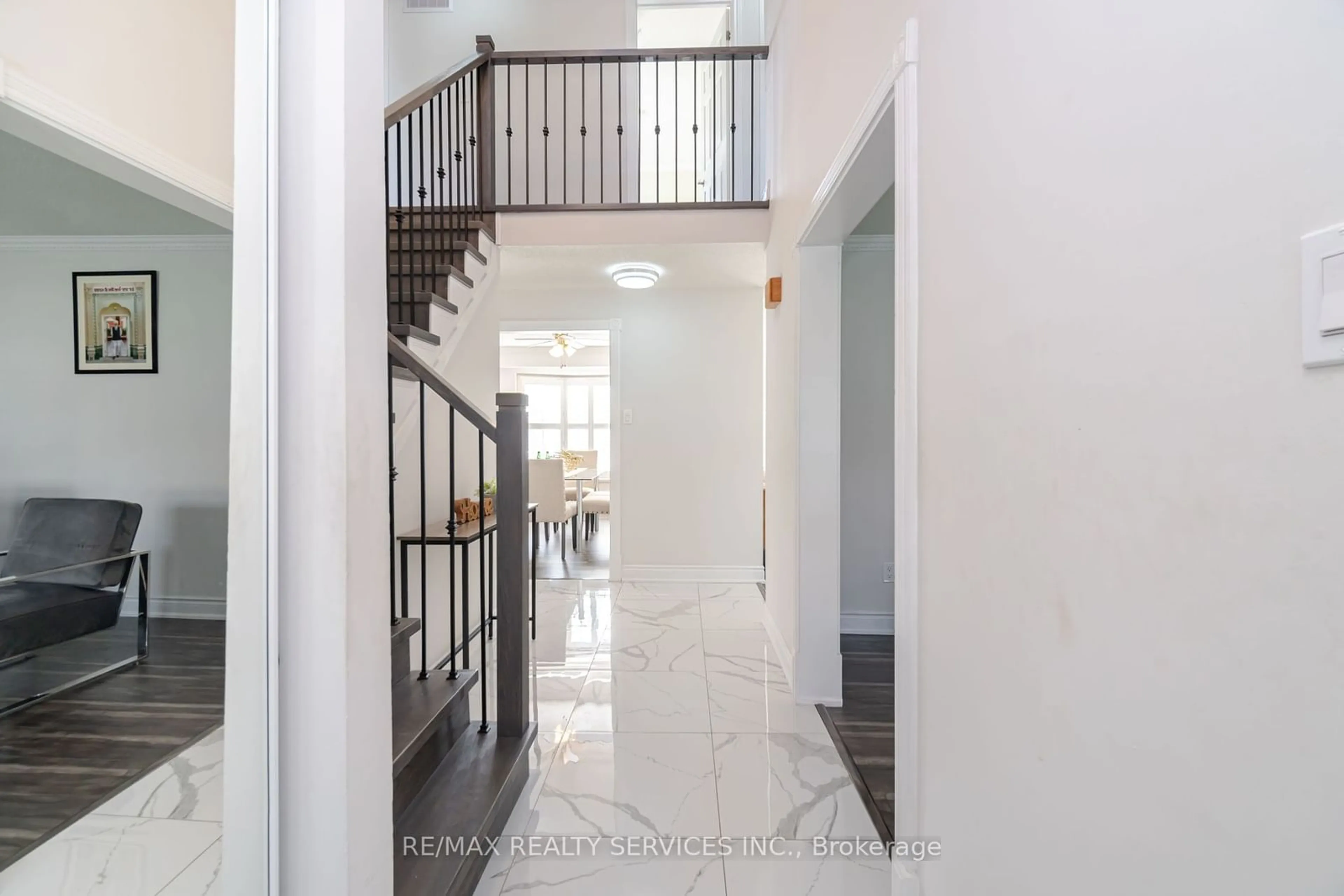 Indoor foyer for 17 Macdougall Dr, Brampton Ontario L6S 3P4