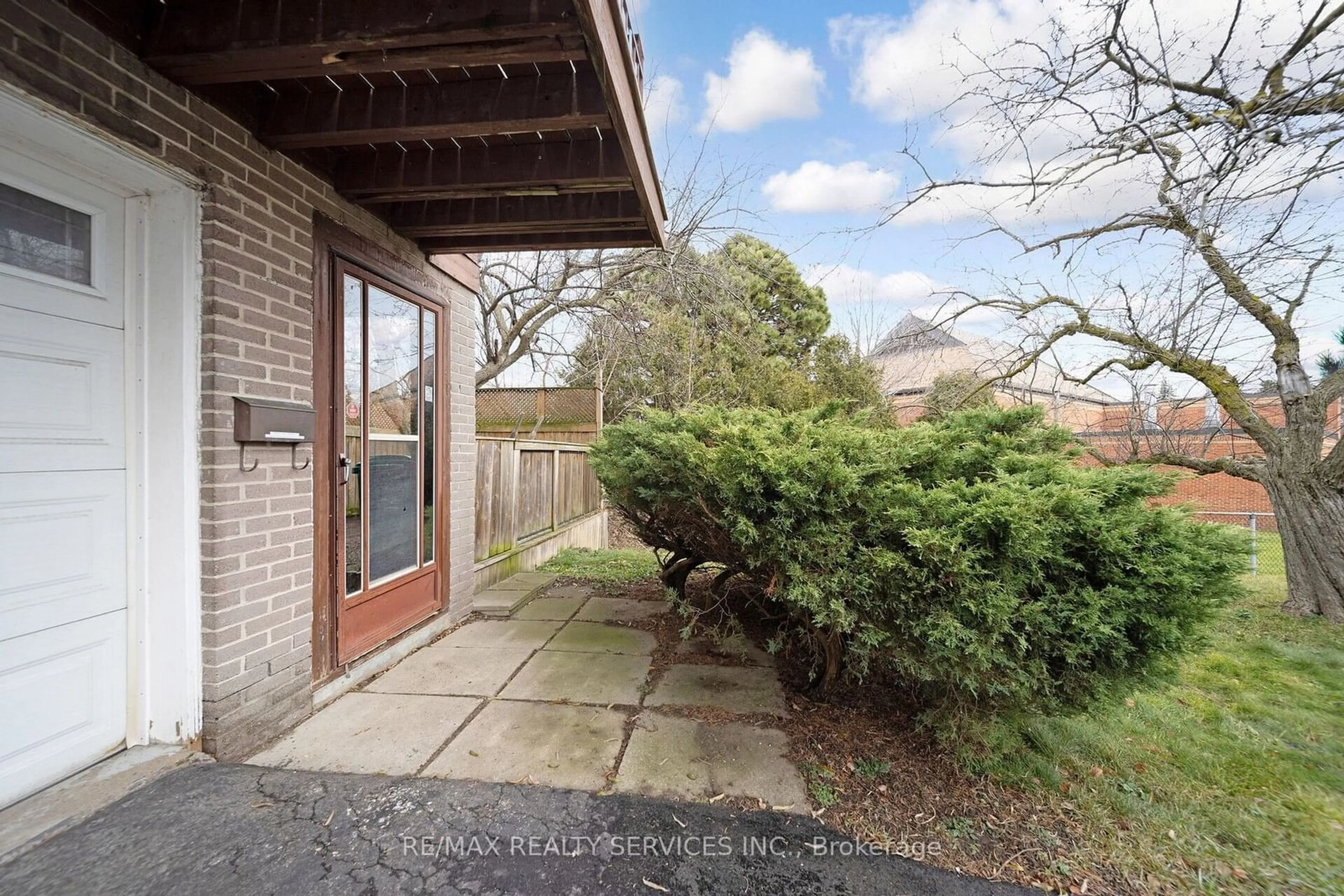 A pic from outside/outdoor area/front of a property/back of a property/a pic from drone, street for 45 Griselda Cres, Brampton Ontario L6S 1M4