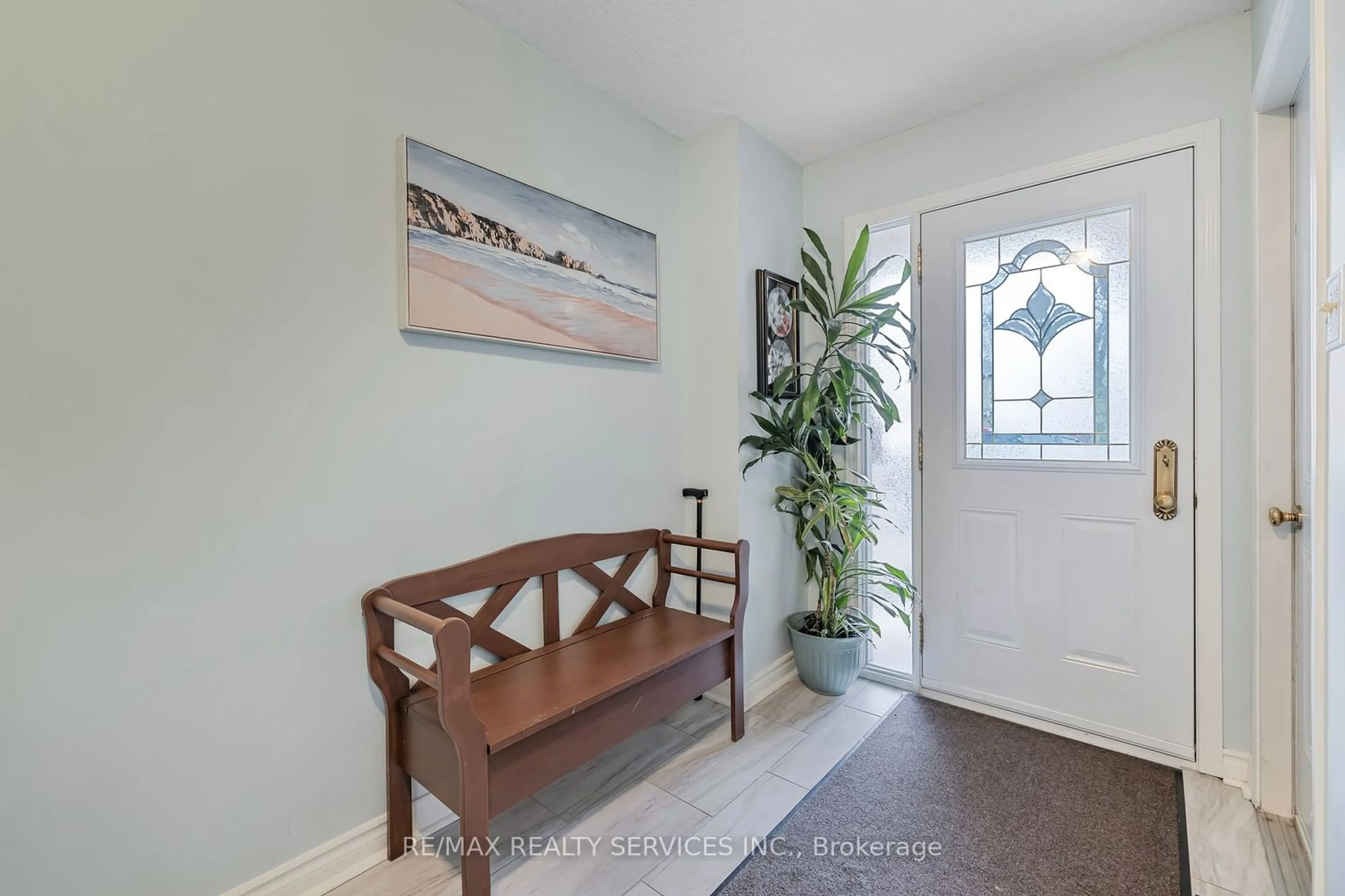 Indoor entryway for 40 Crenshaw Crt, Brampton Ontario L6Z 1W9