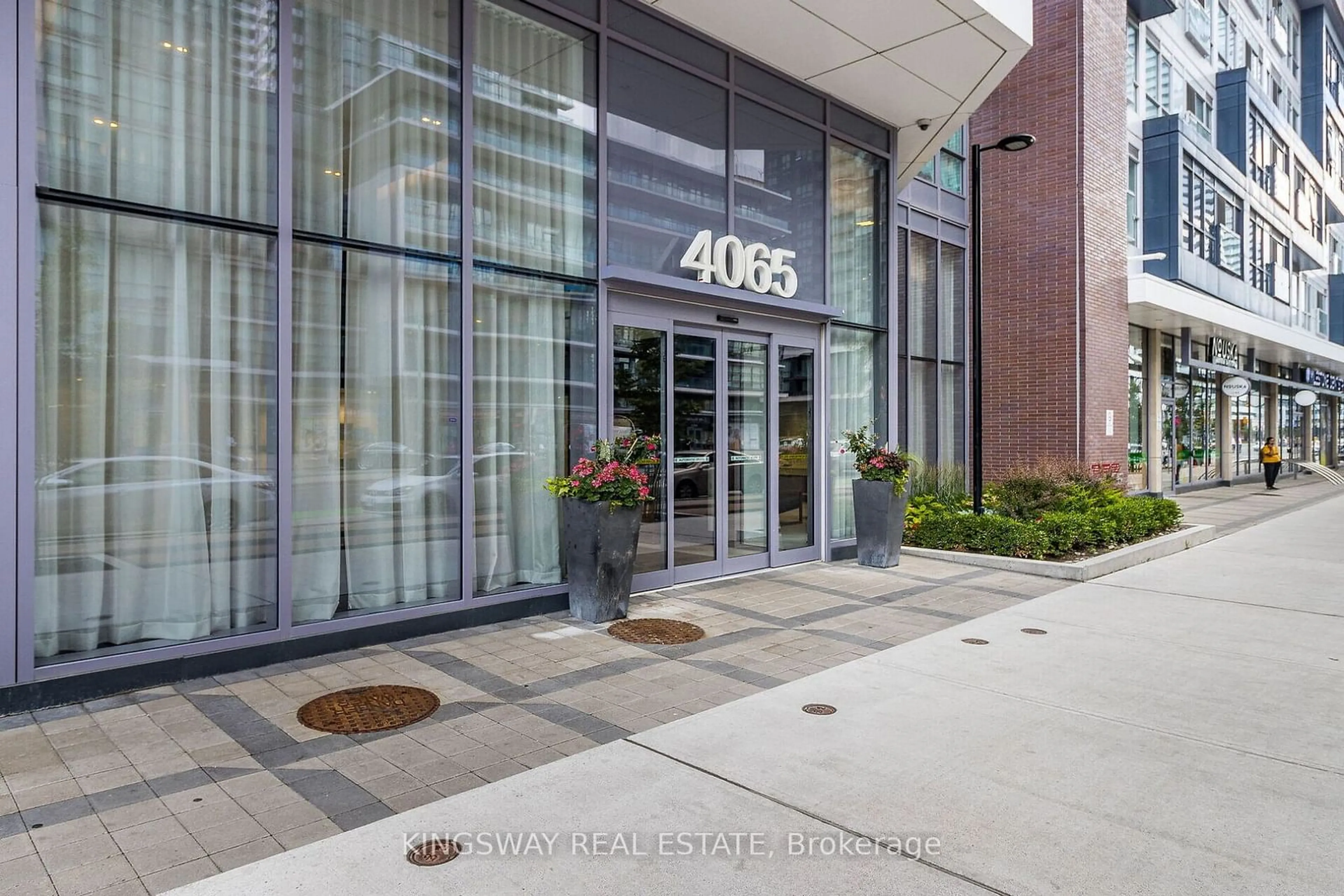 Indoor foyer for 4065 Confederation Pkwy #1410, Mississauga Ontario L5B 4N1