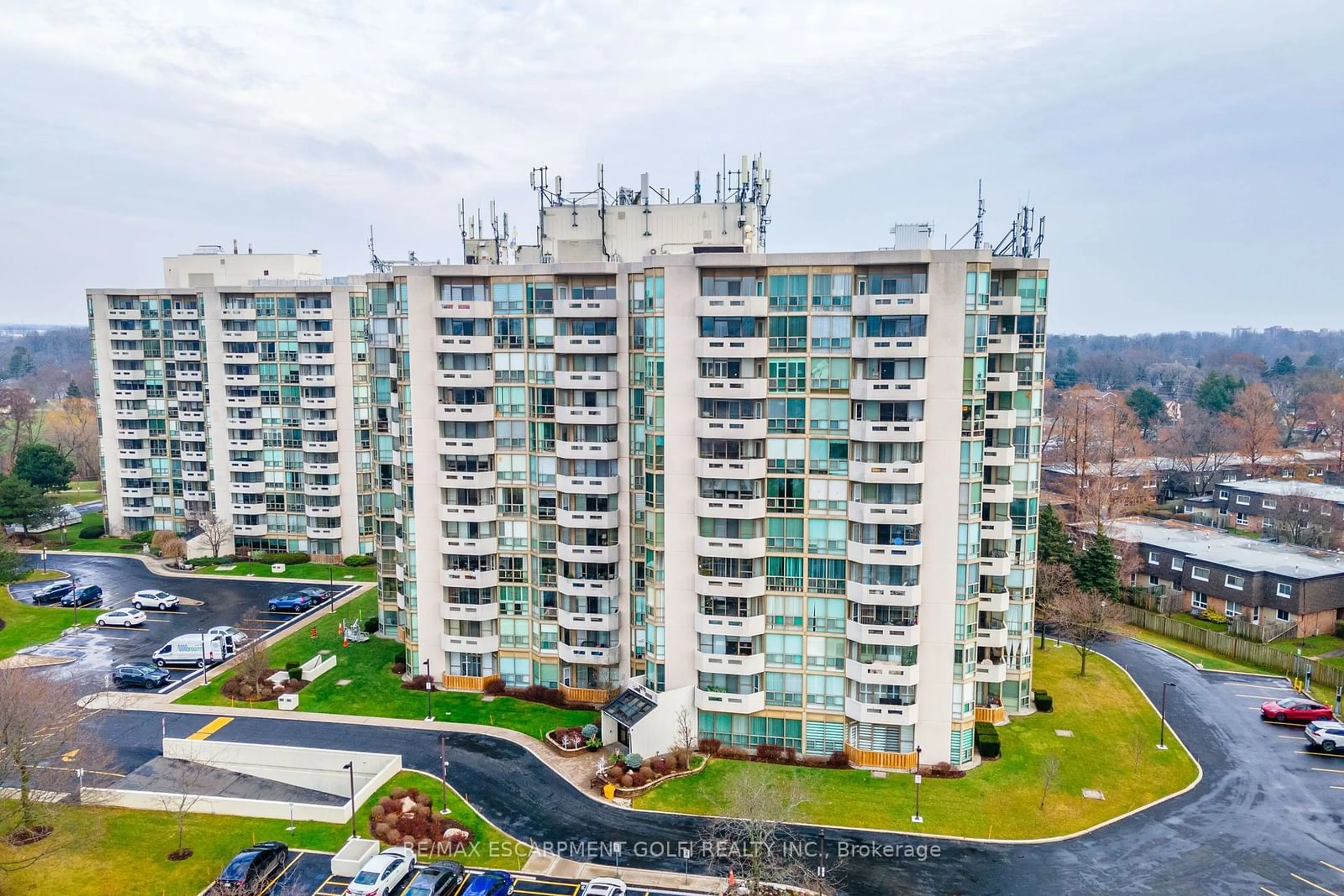 A pic from outside/outdoor area/front of a property/back of a property/a pic from drone, city buildings view from balcony for 5070 Pinedale Ave #1207, Burlington Ontario L7L 5V6