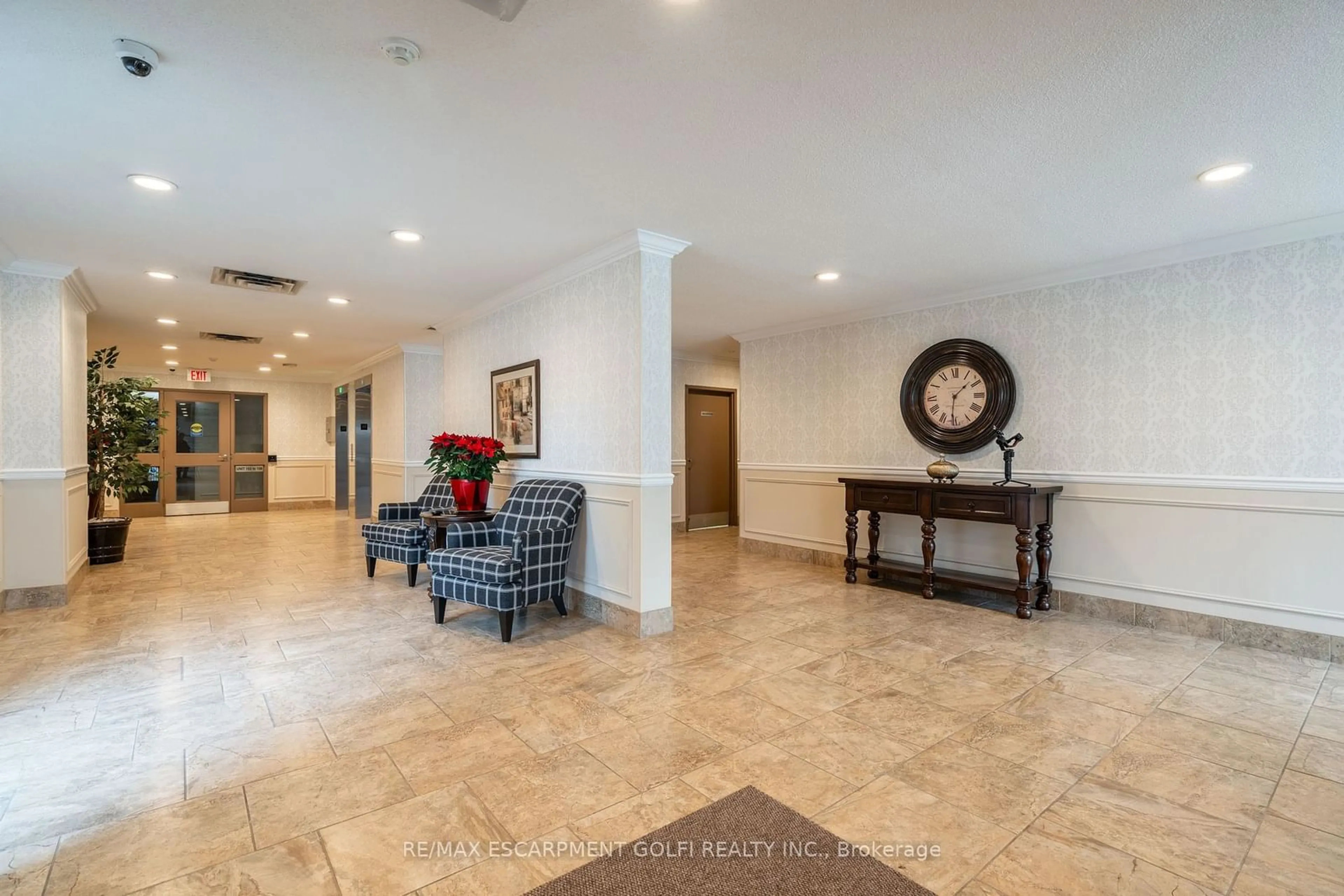 Indoor foyer for 5070 Pinedale Ave #1207, Burlington Ontario L7L 5V6