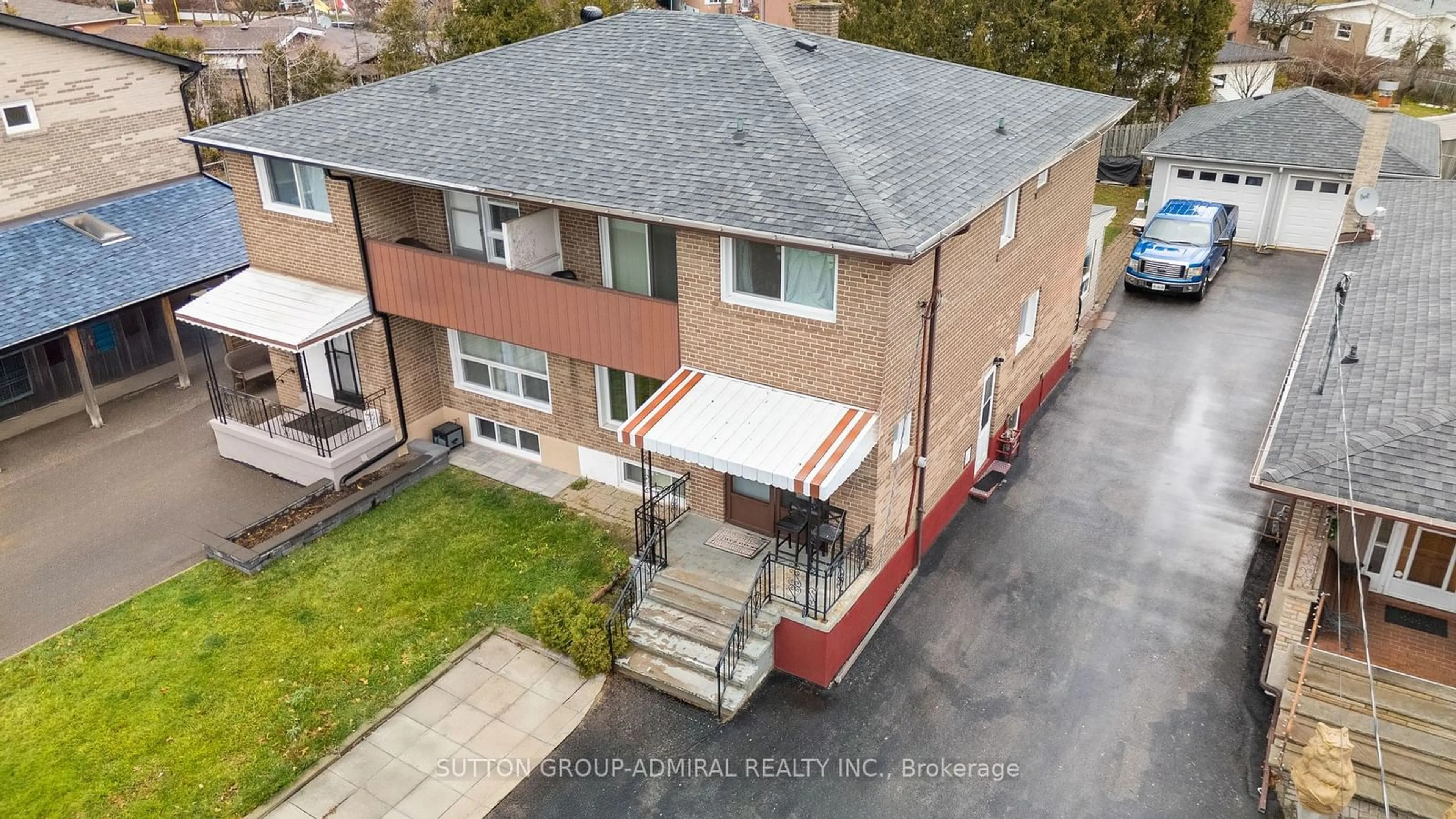 A pic from outside/outdoor area/front of a property/back of a property/a pic from drone, street for 68 Wheatsheaf Cres, Toronto Ontario M3N 1P6