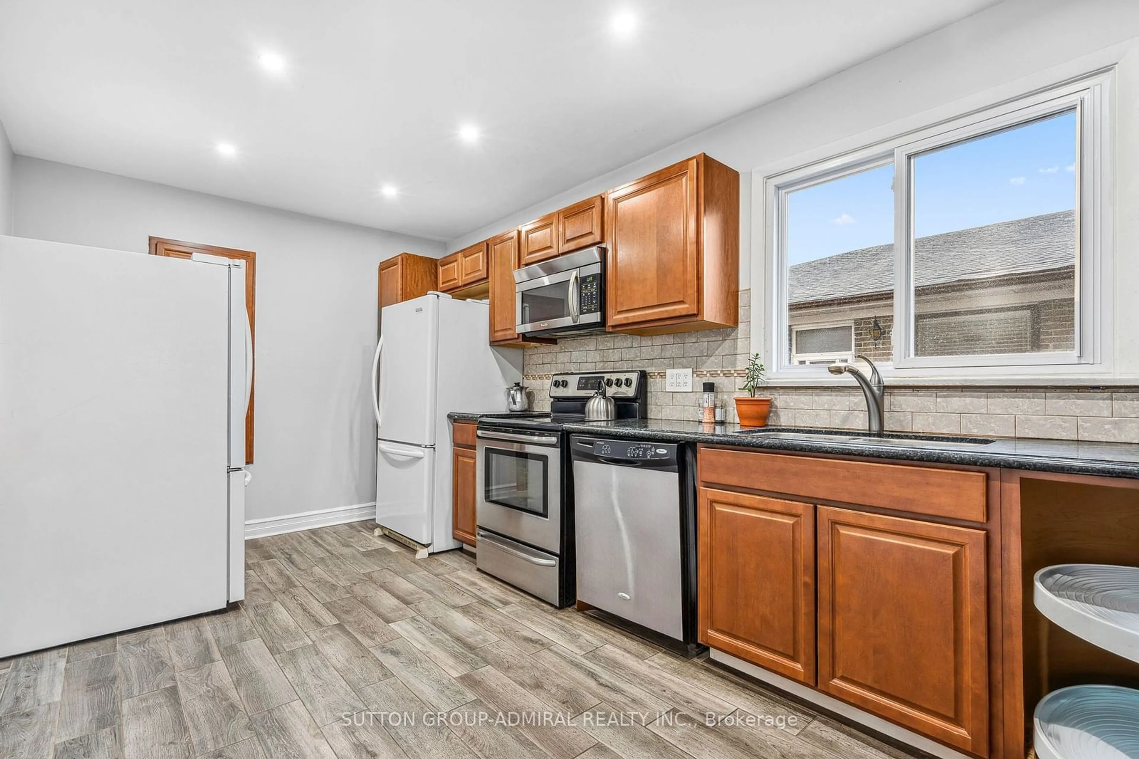 Standard kitchen, unknown for 68 Wheatsheaf Cres, Toronto Ontario M3N 1P6