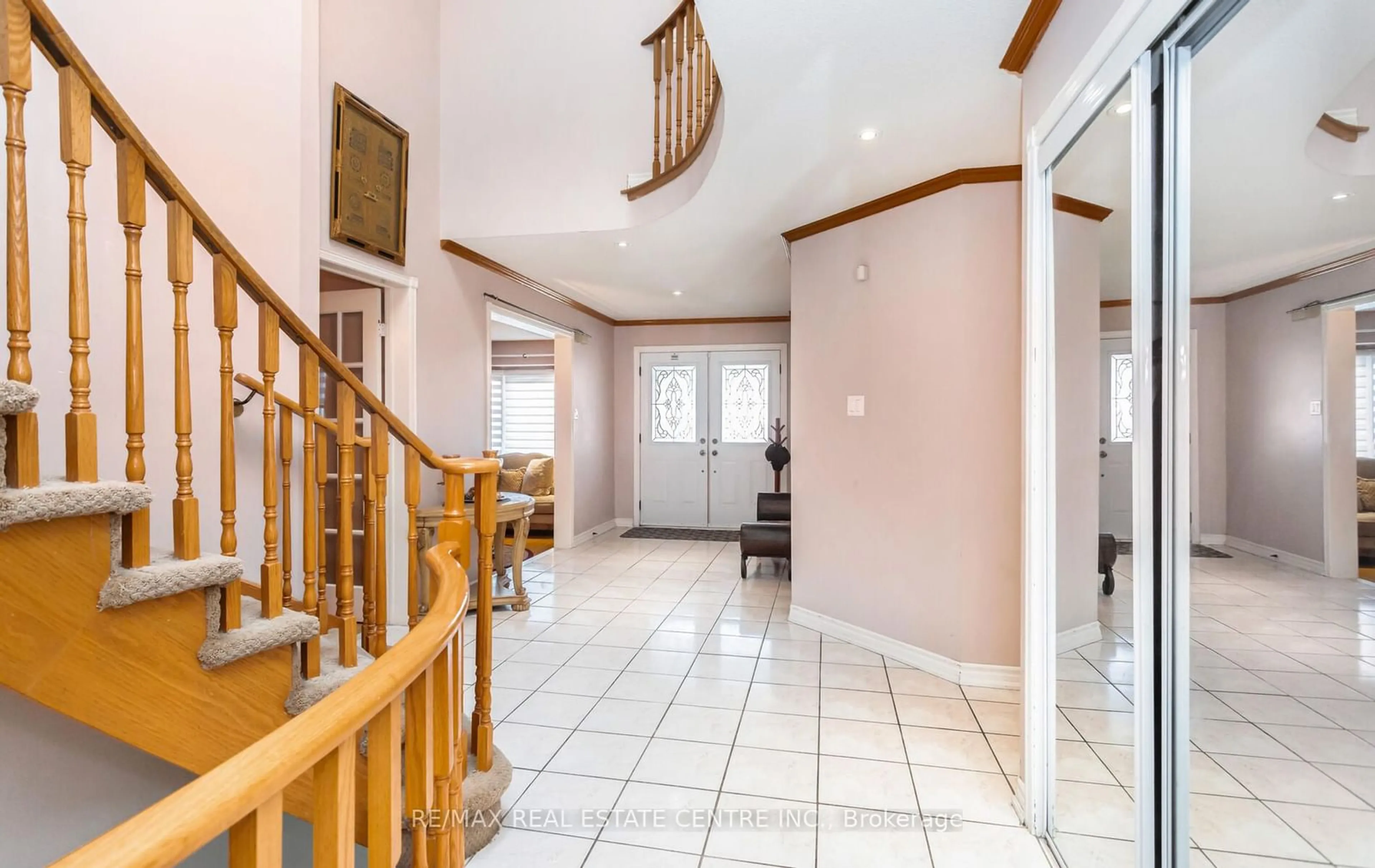 Indoor foyer for 34 Corkett Dr, Brampton Ontario L6X 3G9