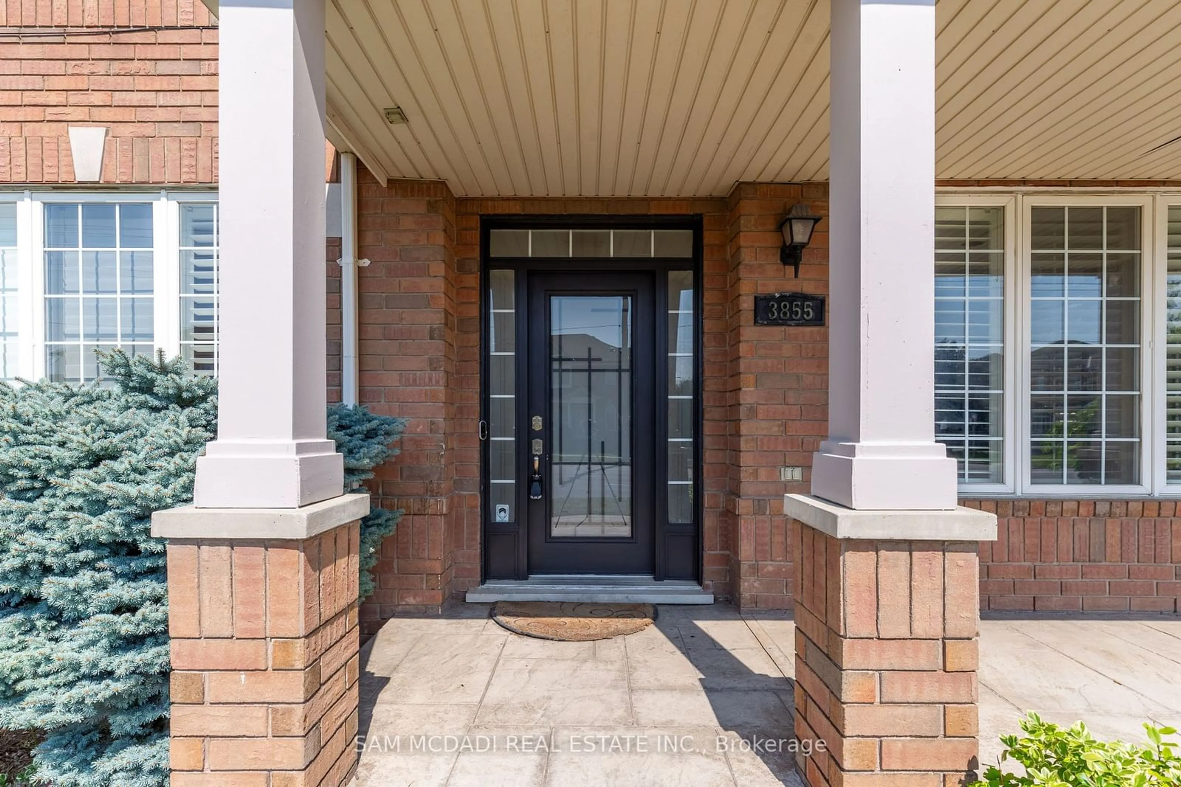 Indoor entryway for 3855 Thomas St, Mississauga Ontario L5M 7A6