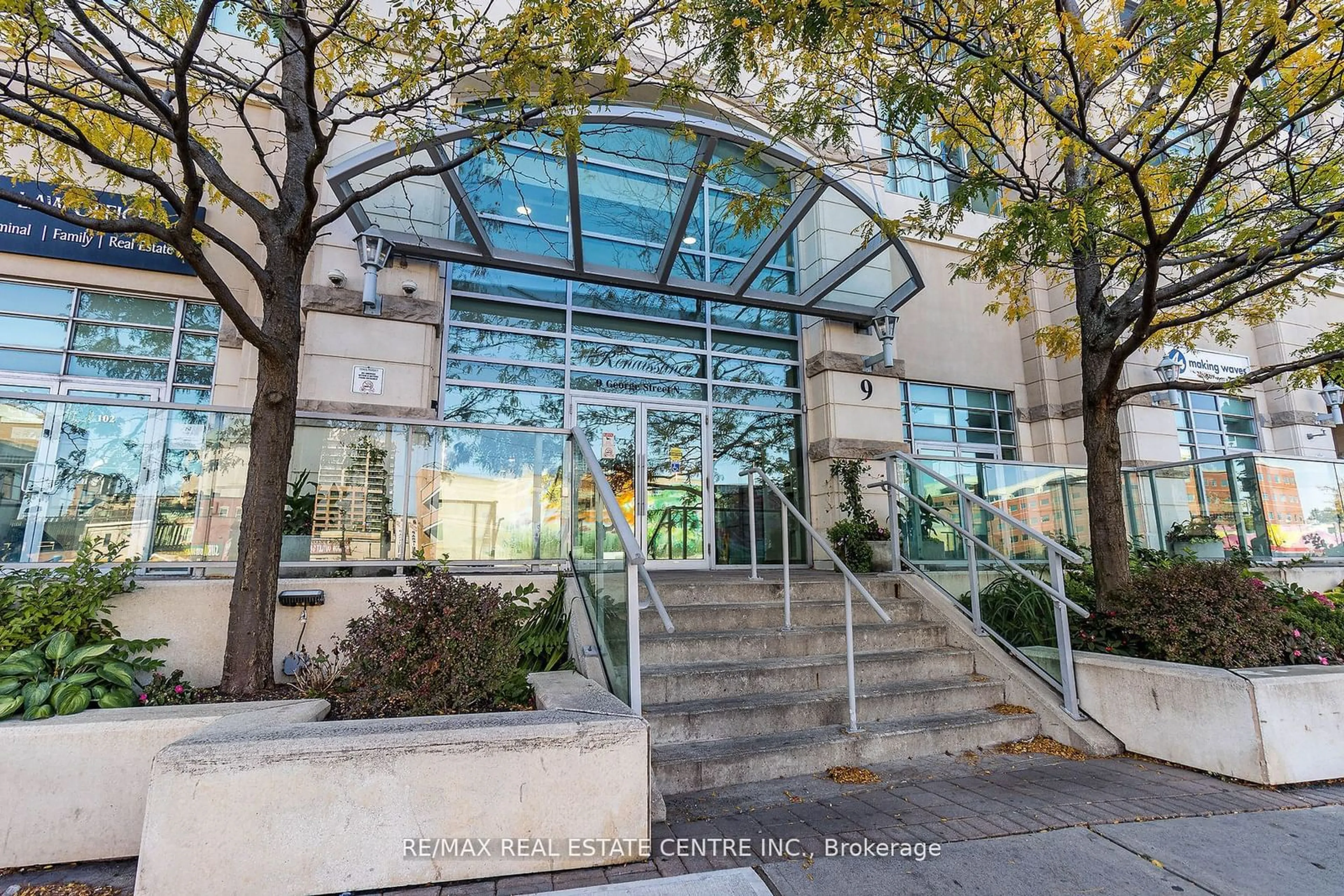 Indoor foyer for 9 George St #907, Brampton Ontario L6X 0T6