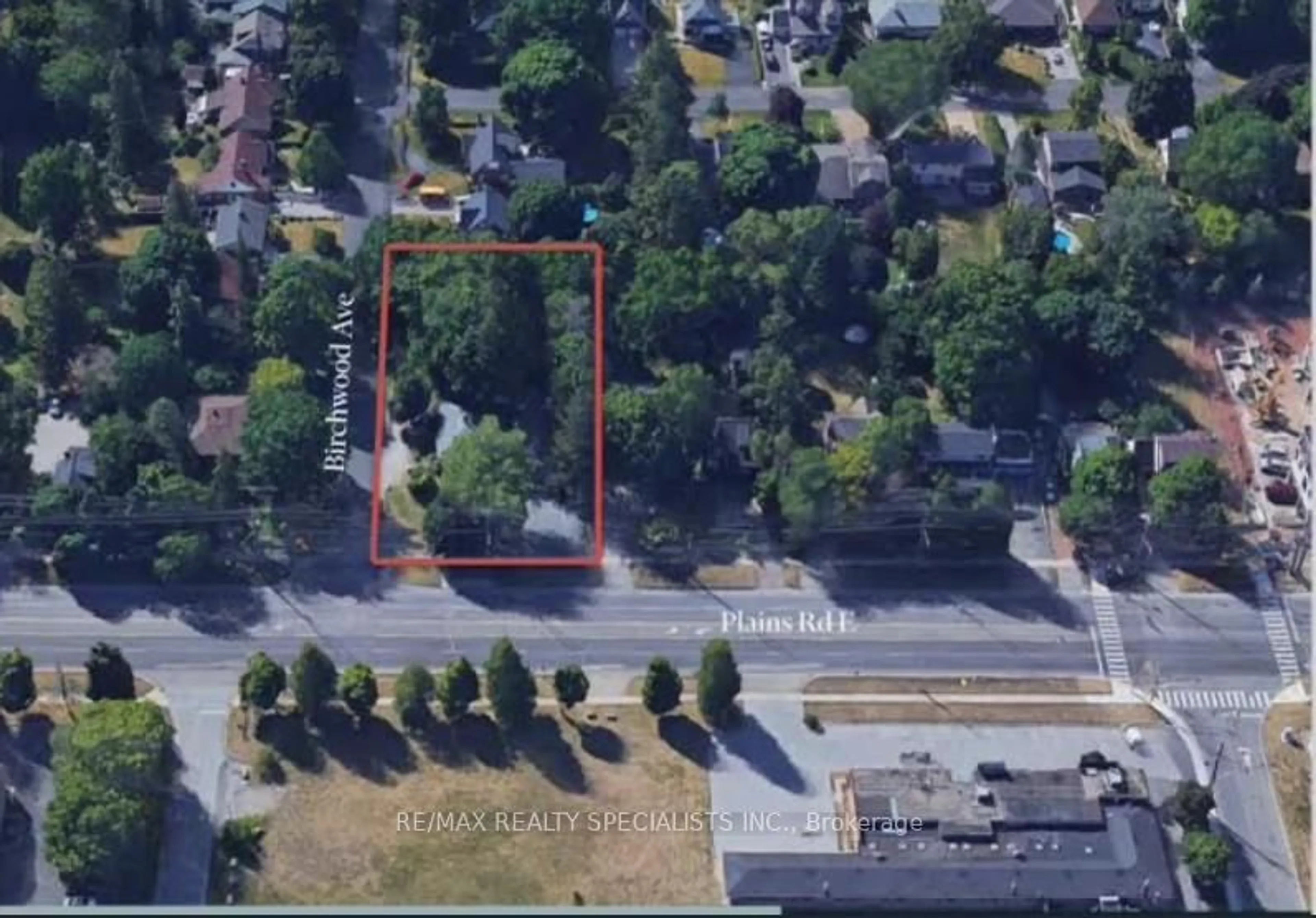 A pic from outside/outdoor area/front of a property/back of a property/a pic from drone, street for 990-992 Birchwood Ave, Burlington Ontario L7T 2H8