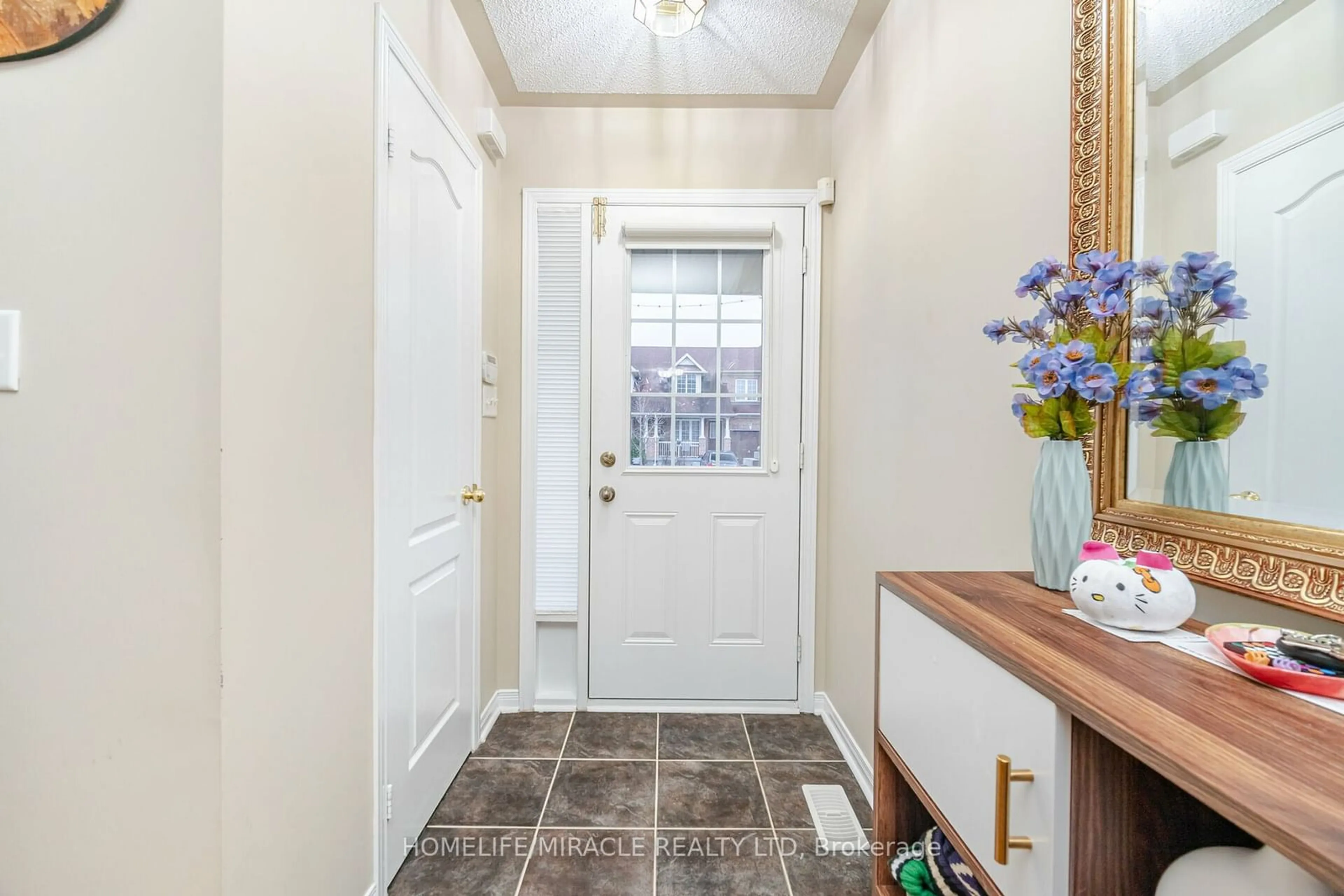 Indoor entryway for 29 Quailvalley Dr, Brampton Ontario L6R 0N4