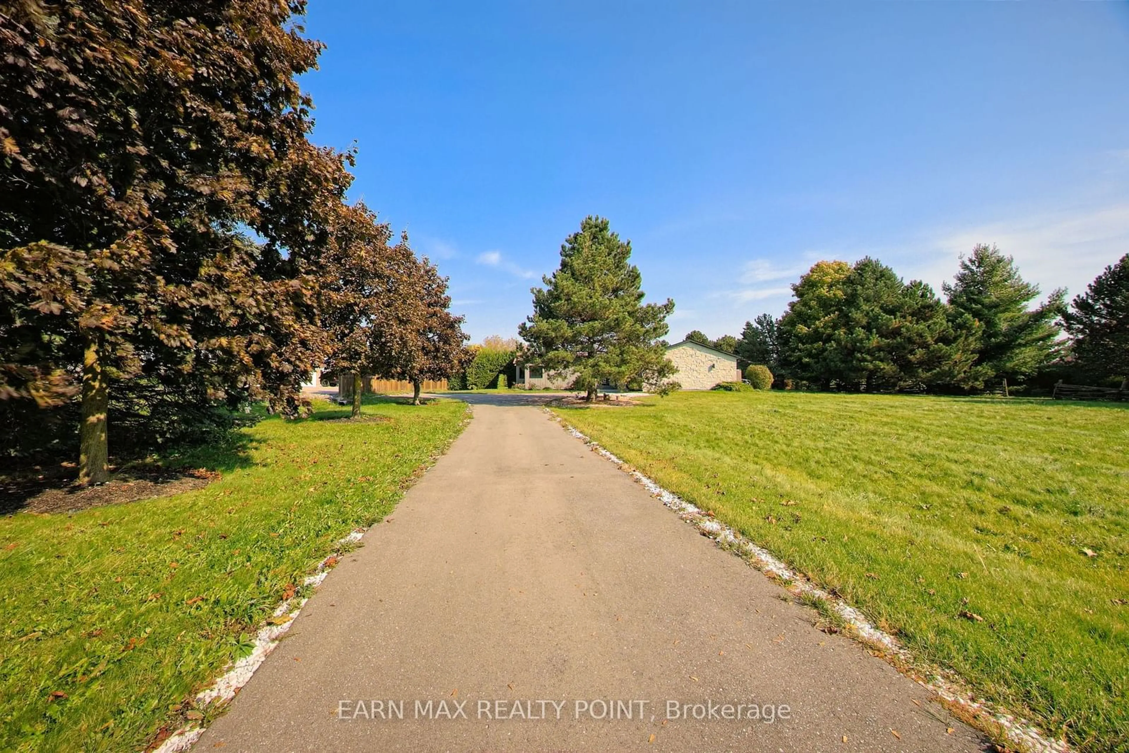 A pic from outside/outdoor area/front of a property/back of a property/a pic from drone, street for 14399 Kennedy Rd, Caledon Ontario L7C 2H4