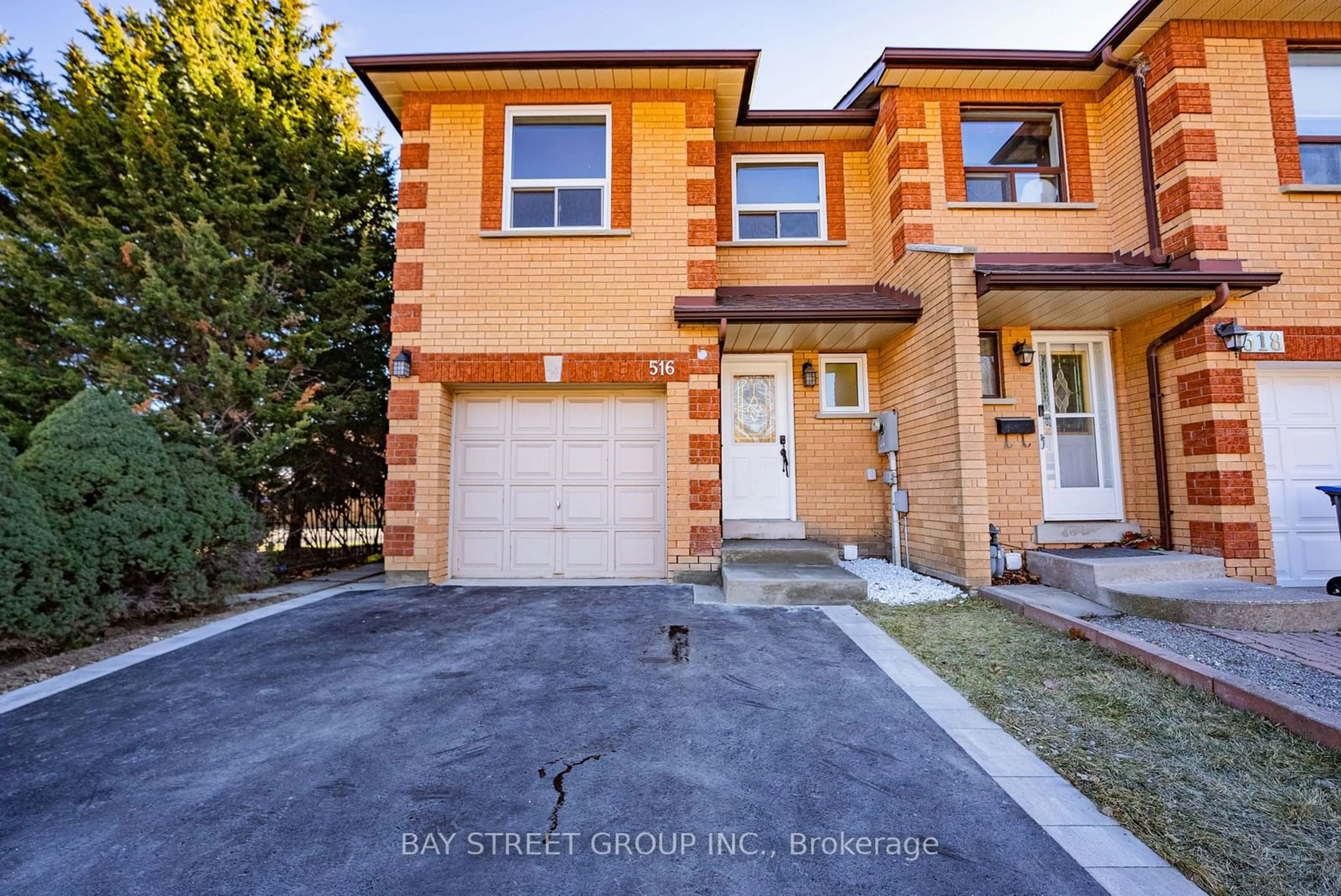 Home with brick exterior material, street for 516 Steddick Crt, Mississauga Ontario L5R 3T1