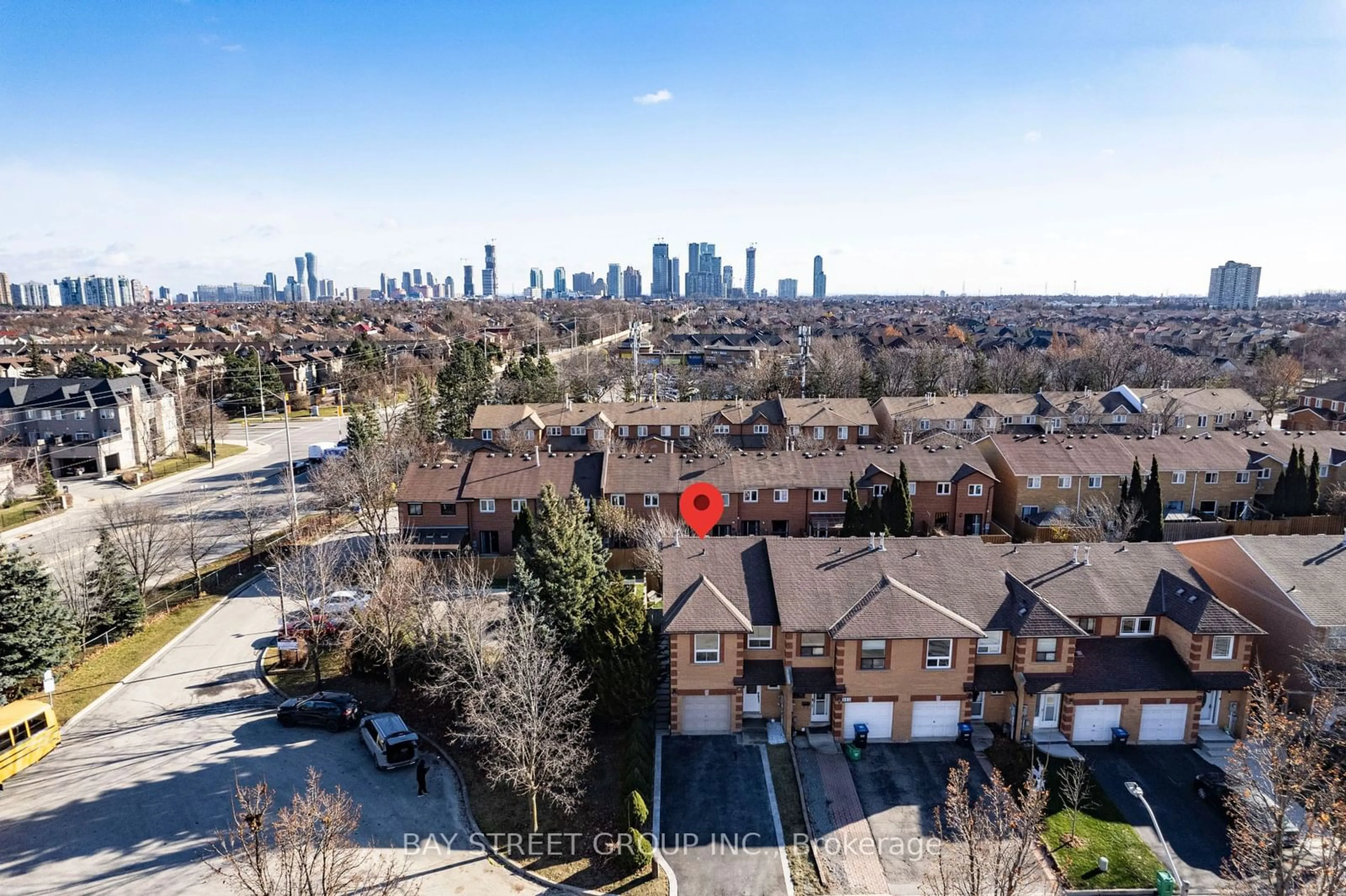 A pic from outside/outdoor area/front of a property/back of a property/a pic from drone, city buildings view from balcony for 516 Steddick Crt, Mississauga Ontario L5R 3T1