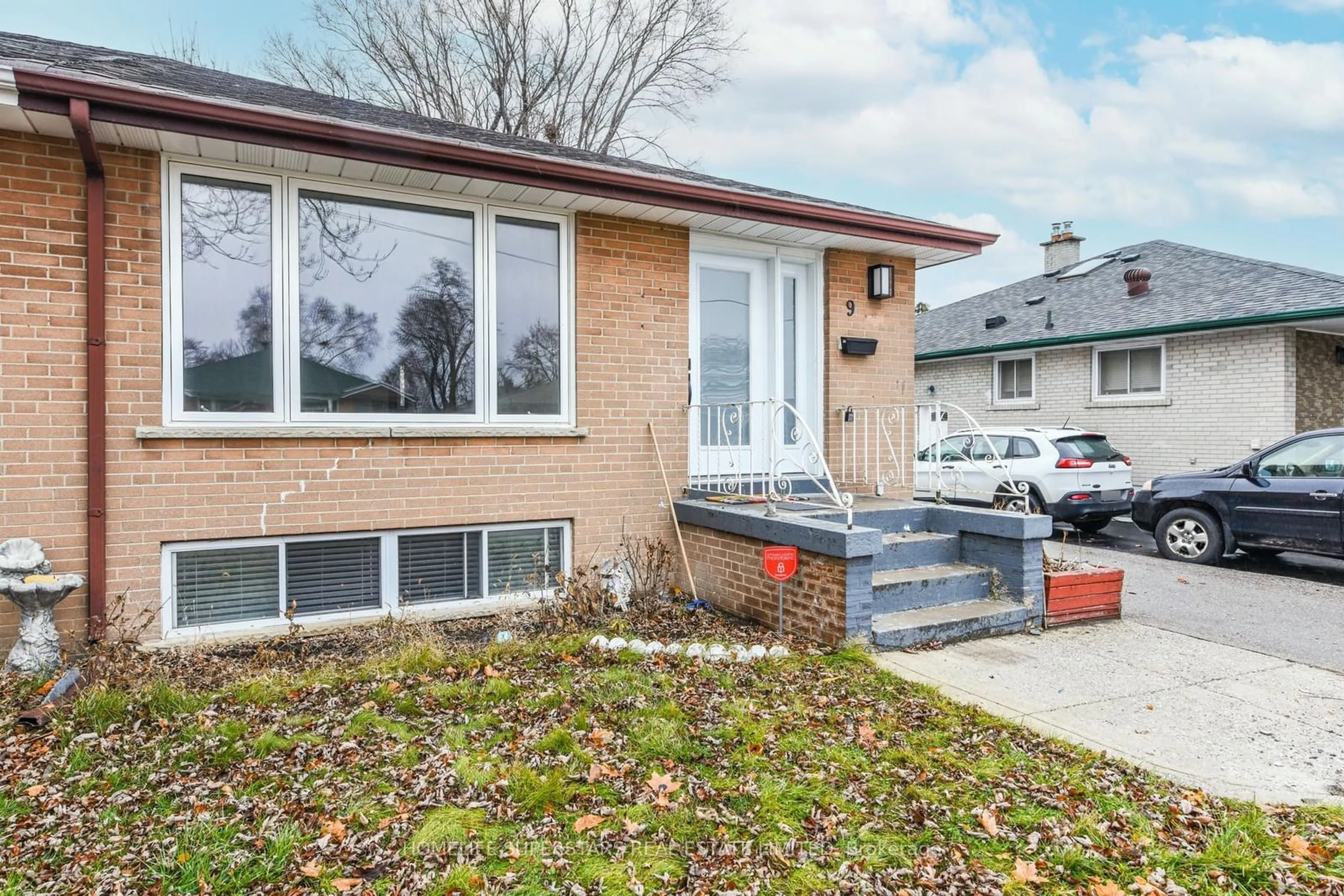 Home with vinyl exterior material, street for 9 Aloma Cres, Brampton Ontario L6T 2N8