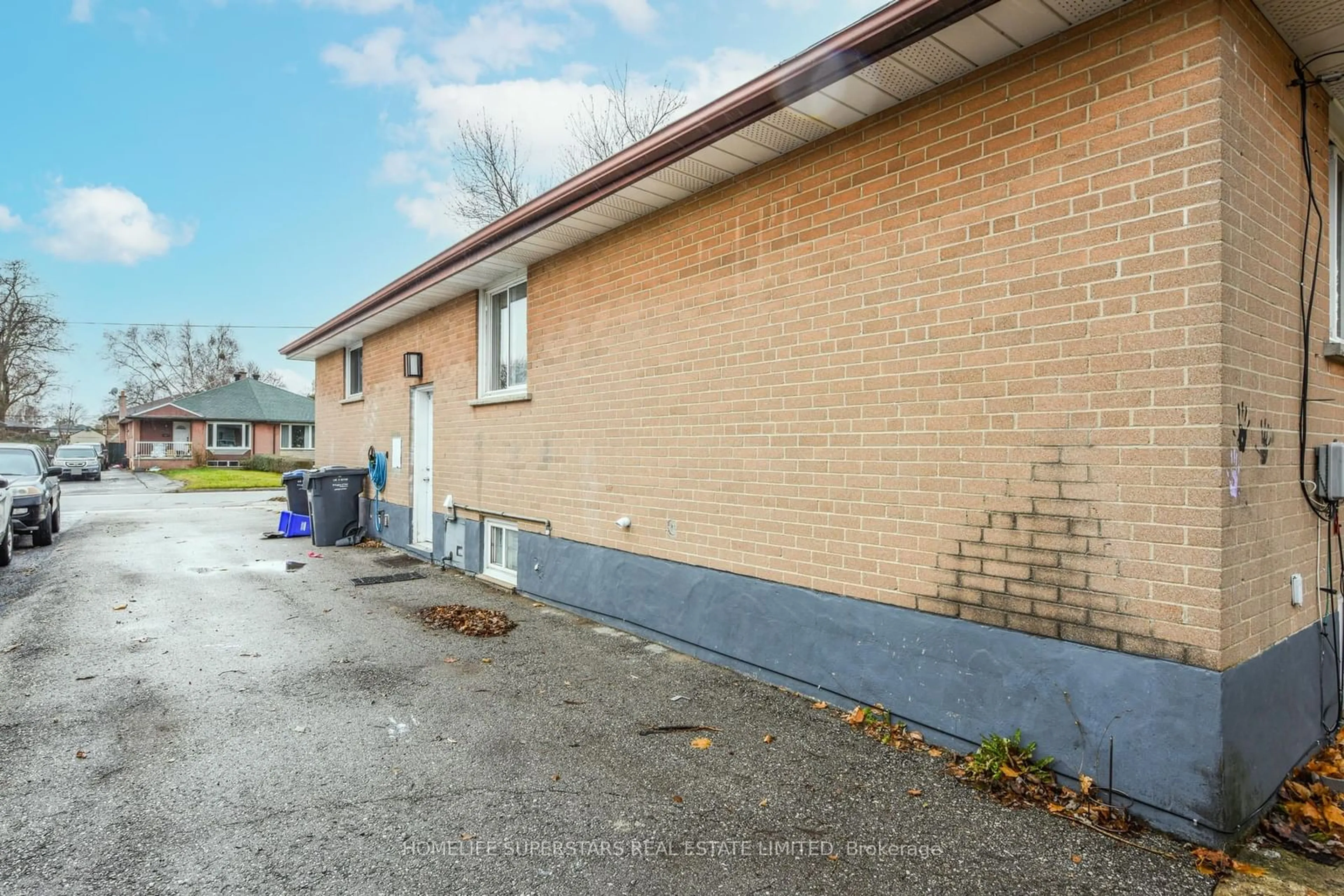 Patio, street for 9 Aloma Cres, Brampton Ontario L6T 2N8