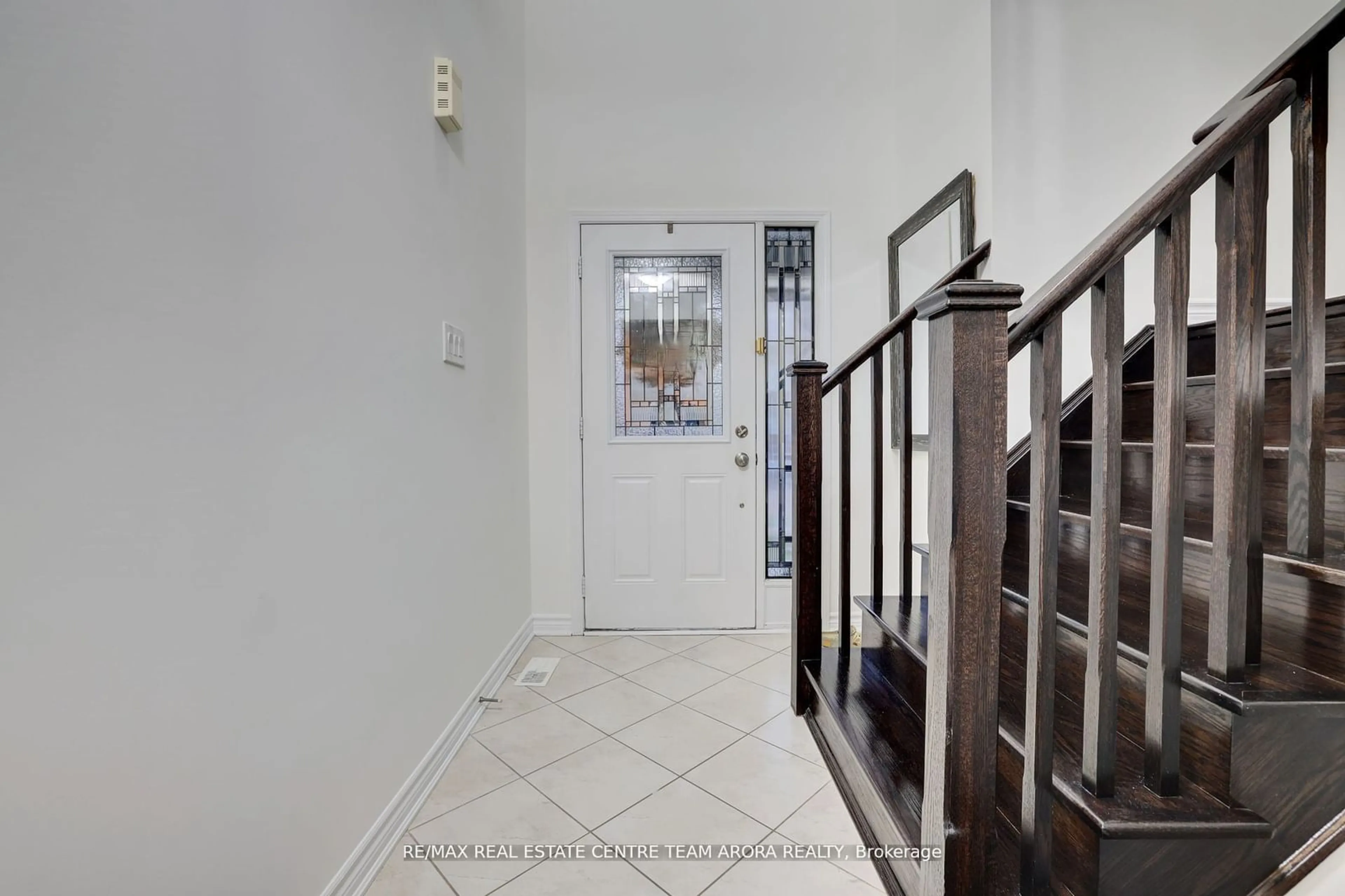 Indoor foyer for 7 Allium Rd, Brampton Ontario L7A 4H5