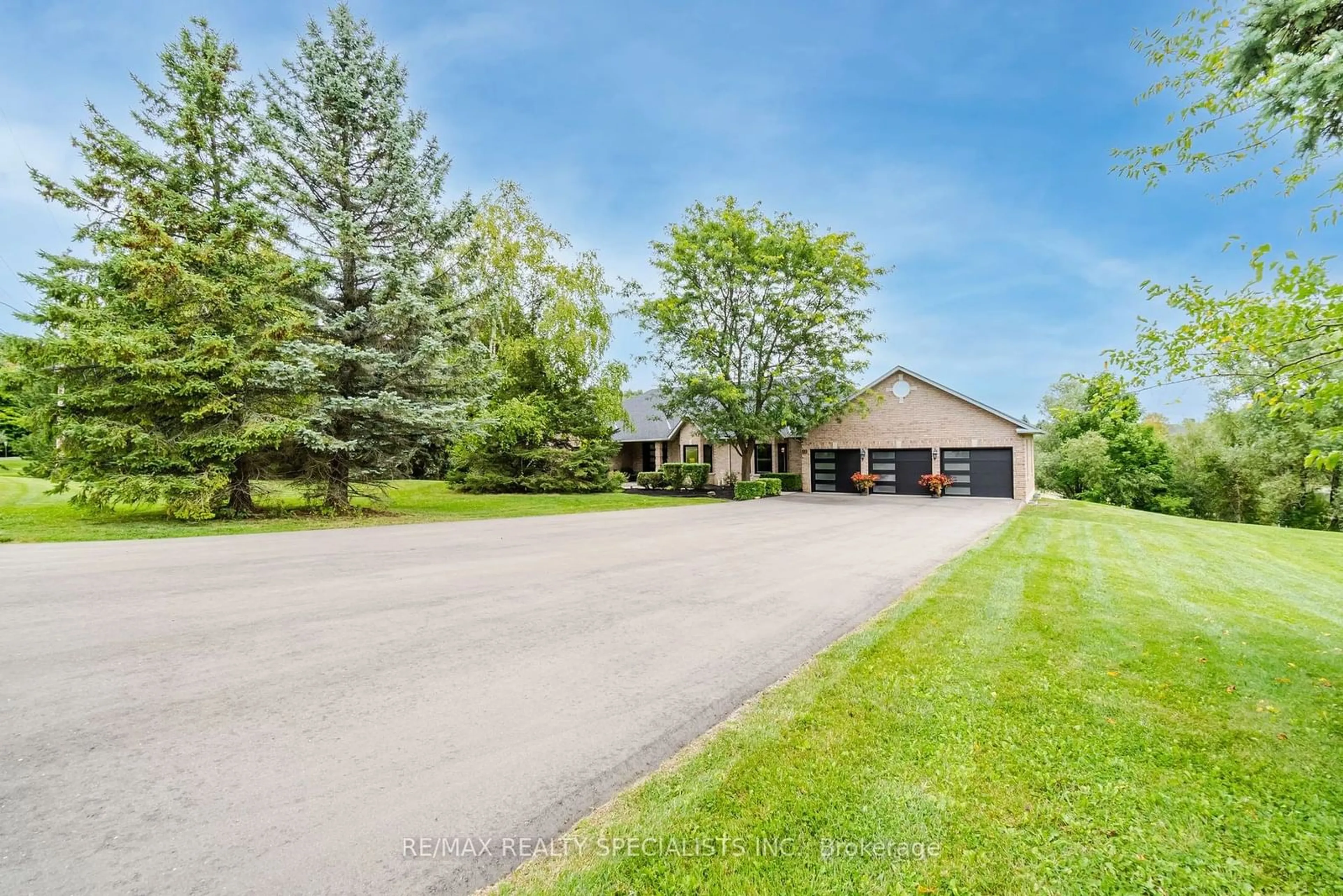 A pic from outside/outdoor area/front of a property/back of a property/a pic from drone, street for 41 Matson Dr, Caledon Ontario L7E 0B1