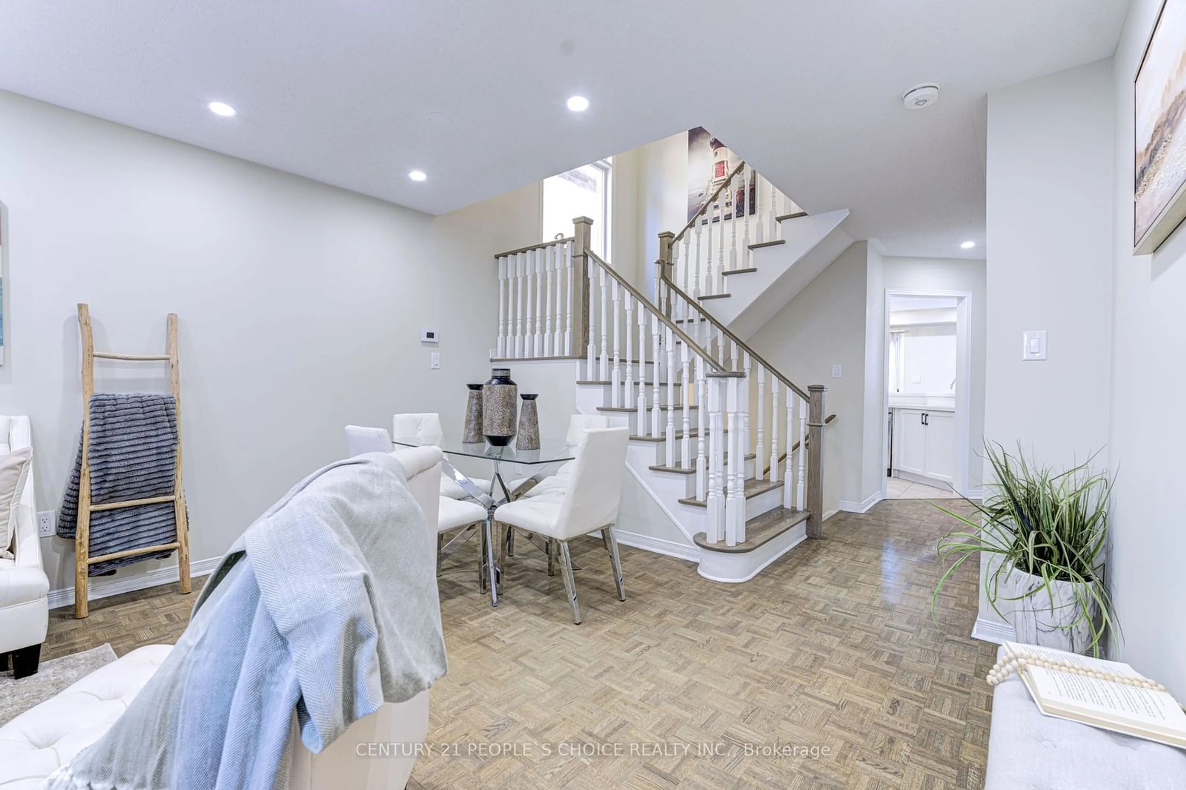 Indoor entryway for 3278 Springrun Way, Mississauga Ontario L5M 6T2